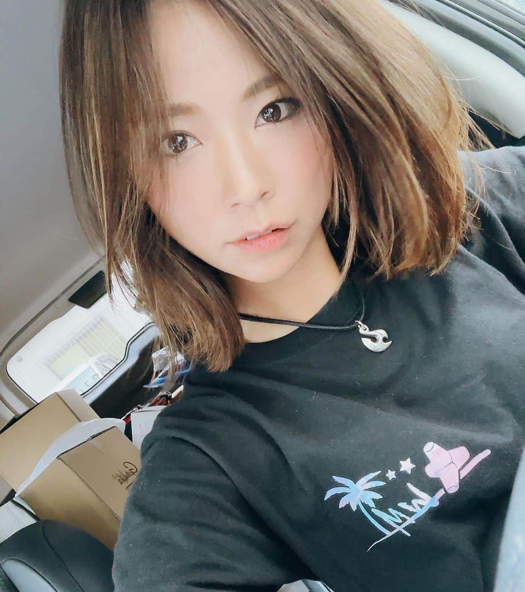 渕上万莉 さんのインスタグラム写真 - (渕上万莉 Instagram)「ヘアスタイル記録✂️✨  昔は3週間に1回は通えてた美容院💇🏽‍♀️も なかなかタイミングが合わず6週間に1回になってしまってるよー🥲🌴  でも昔から白髪多いから途中気になって気になって家でにっしゃんに一回染めてもらった😂🐒💦  なぜか後ろには白髪ないみたいで 『前頭葉使いすぎや』言われた😑 絶対関係ないよな（笑）😂😂  ほぼちゃんと髪をセットする事がないので濡れても帽子被っても動きが出る髪型にしてくださいっていう要望に答えて切ってくれました✨  18歳の頃からお世話になってる担当スタイリストさんは最近釣りにハマってるらしい😆🐟🐟🌴  #髪型 #ミディアムヘア  #ミディアムボブ  #ボブ  #ボブヘア  #外はねボブ  #ktwo  #ボブアレンジ  #フッチー #渕上万莉」7月22日 21時31分 - mari_fuchigami