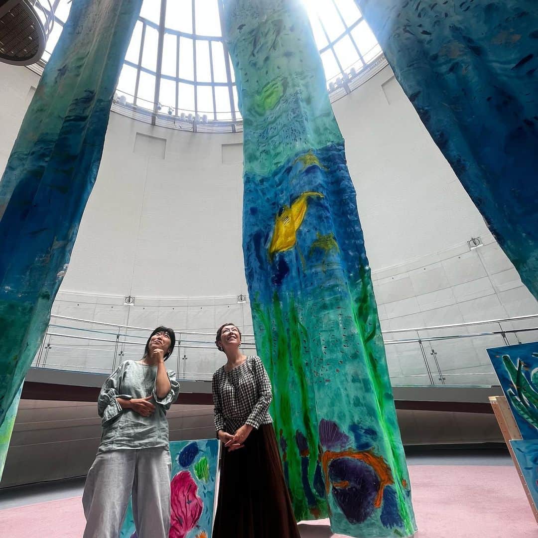 クリス智子さんのインスタグラム写真 - (クリス智子Instagram)「大宮エリーさん展覧会「海はたのしい気持ちをくれる」@スパイラルへ。 @ellie_omiya @spiral_jp   猛暑の日々、海の底に潜る感じの吹き抜けエリア、気持ちよかった。  震災のあと、海を向いて咲き乱れていた百合の花を描いた作品も。  ほか、さまざまな人とのコラボたくさんで、エリーさんらしい作品群ぐんぐん。  7/31までやってまーす🏝️  #大宮エリー #スパイラル」7月22日 21時31分 - chris_tomoko