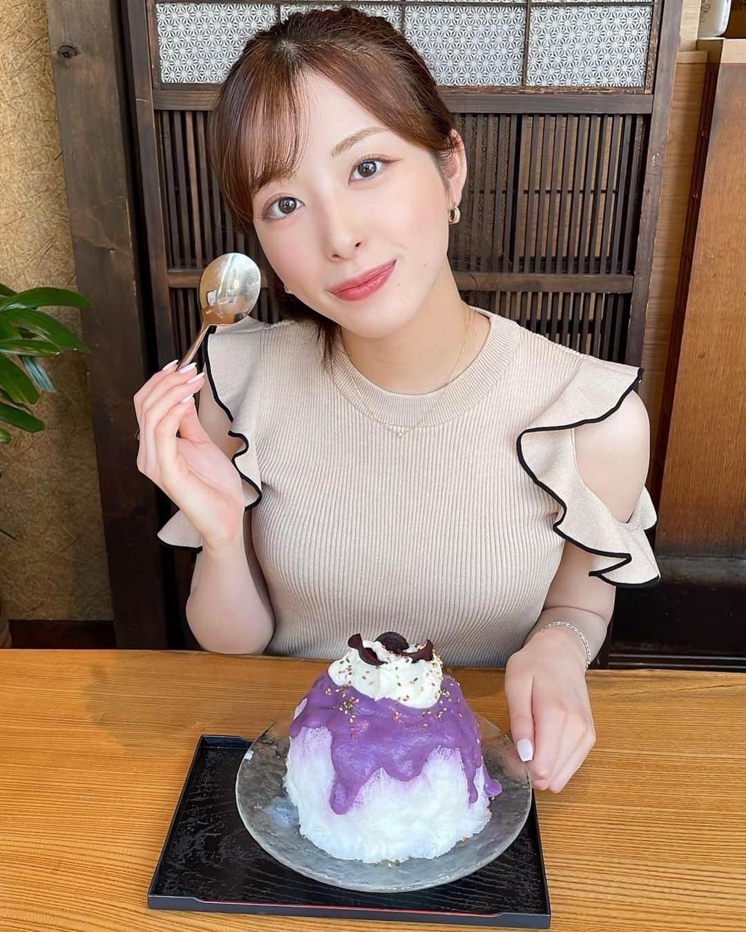 田原萌々さんのインスタグラム写真 - (田原萌々Instagram)「.  今日は親友たちと かき氷を食べに行きました🍧✨  ふわっふわで冷たくて美味しかったあ\♡/  濃厚な紫いもソースにマスカルポーネチーズの組み合わせが 甘すぎずで絶品でした🥹🫶🏻  他にも、暑い夏、涼を楽しむオススメ教えてください🎐  (4枚目の写真は友達が食べてたマスカルポーネの先端wめっちゃかわいいwwツボw)  #夏 #かき氷 #夏休み #かき氷巡り  #紫いも #紫いもチップス  #カフェ #カフェ巡り #マスカルポーネ #マスカルポーネチーズ #かきごおり #涼」7月22日 21時24分 - tahara_momo