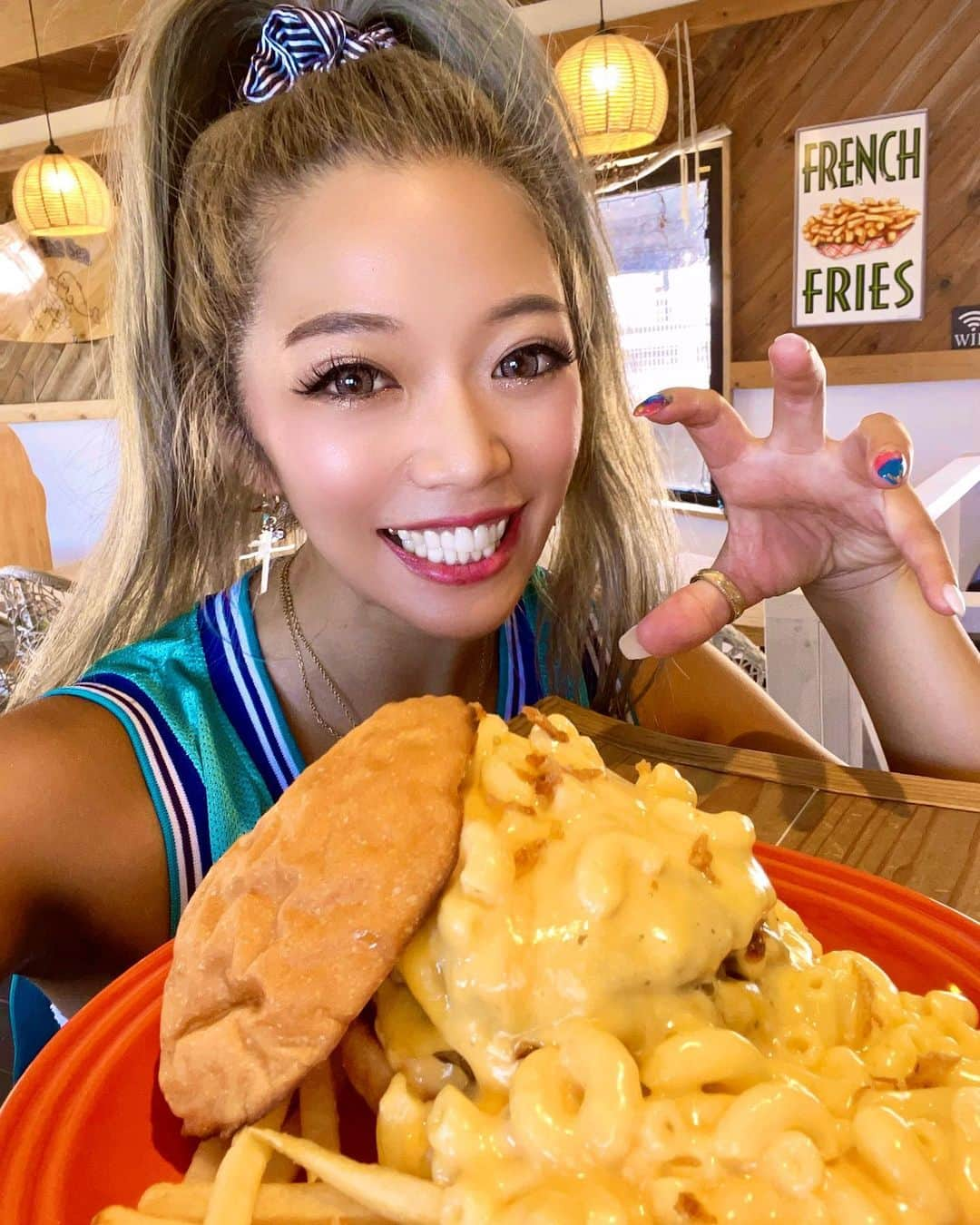 つっきのインスタグラム：「🍔🍟🐬🏝✨  アメリカンビレッジにある @cherishthesea で働いてるよ☺️💙 地元のお友達が夫婦でやってるの👨‍👩‍👦💞  写真と動画は人気メニューの1つ [マカチーバーガー🍔🧀] マカロニとチーズのトロトロバーガーだよ😋💖 これは外人にも人気だよ🇺🇸🤝🌈 美味しいからみんな食べに来てー😆❤️‍🔥 お友達もフォロワーさんも大歓迎だよん😉💜  #沖縄 #沖縄旅行 #沖縄グルメ #沖縄カフェ #沖縄ランチ #沖縄ディナー #アメリカンビレッジ #北谷 #北谷カフェ #北谷グルメ #ハンバーガー #沖縄ハンバーガー #イケイケのイケ #すきすきのすき❤️  #okinawa #okinawatrip #okinawafood #okinawatravel #hamburger #okinawacafe #okinawagram #americanvillage #okinawalife #summervibes #summervacation #foodphotography #okinawaphoto」