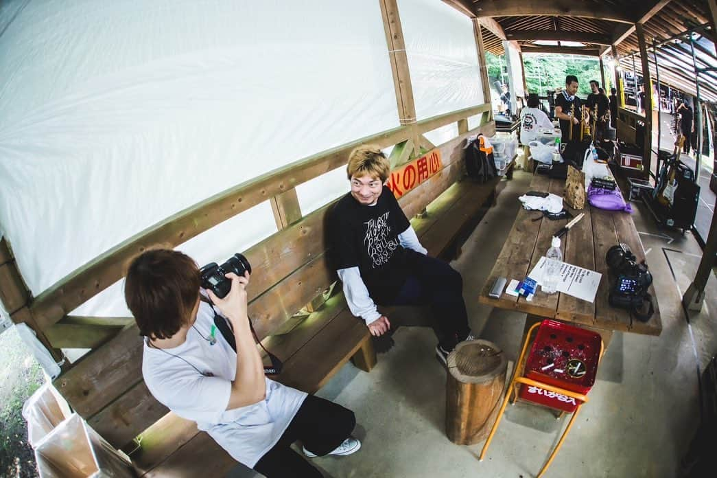 須賀真太郎さんのインスタグラム写真 - (須賀真太郎Instagram)「2023.07.22 at 飯田市 野底山森林公園  "焼來肉ロックフェス"  初出演だったけど、みんなの熱量伝わってきて最高に楽しかったぜよー！！(ﾟ∀ﾟ)  photo by @naoto_iwabuchi_」7月22日 21時29分 - sugacurry