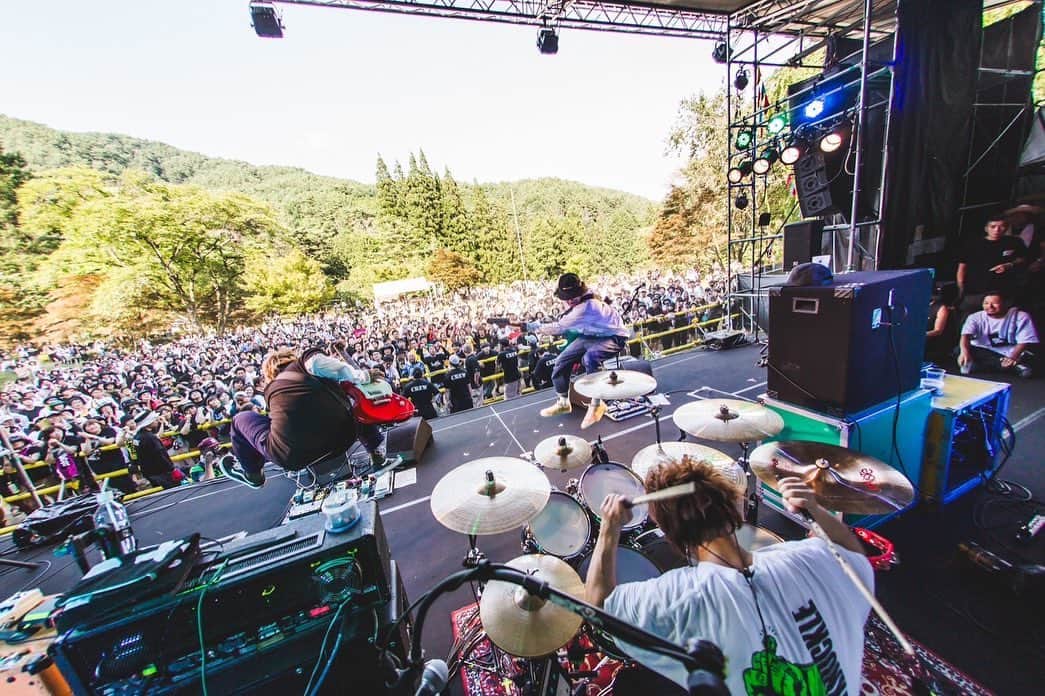 須賀真太郎のインスタグラム：「2023.07.22 at 飯田市 野底山森林公園  "焼來肉ロックフェス"  初出演だったけど、みんなの熱量伝わってきて最高に楽しかったぜよー！！(ﾟ∀ﾟ)  photo by @naoto_iwabuchi_」