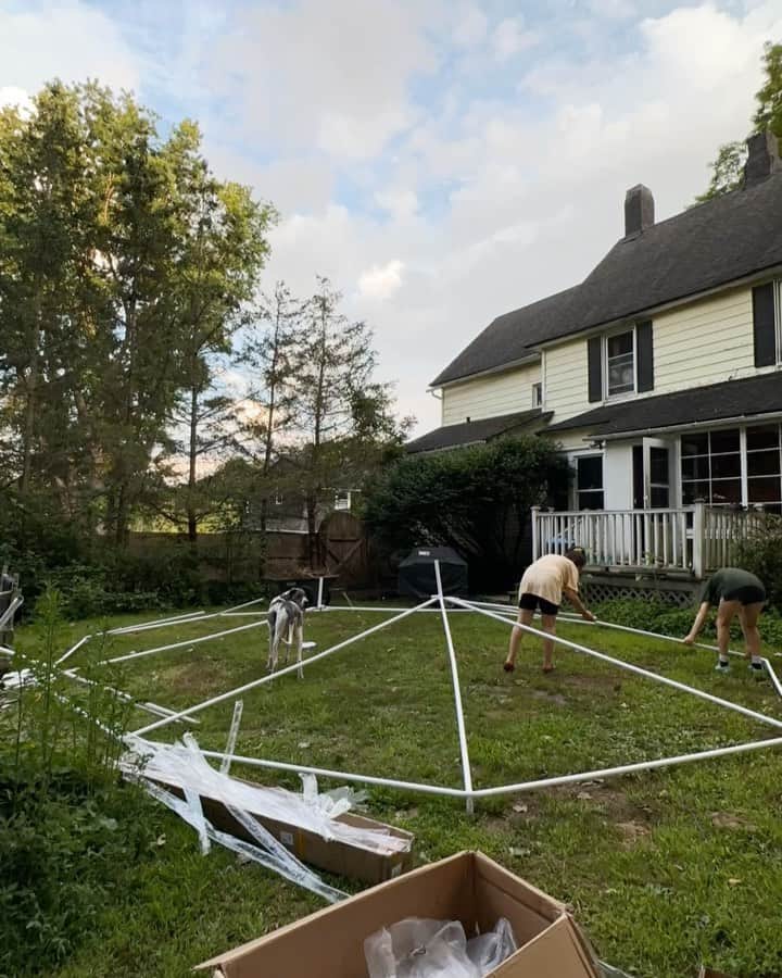 ジョン・スタンメイヤーのインスタグラム：「More beautiful moments continue, preparing the new larger shelter for the third annual At Home, In The Berkshires. The other beauty…Sarah Leen has arrived with her partner Bill Marr @BillMarr in their amazing camper (swipe)! As you surely know, @RoseLeen is the former director of photography with @NatGeo, and her partner, @BillMarr, former creative director of NatGeo. Sarah (also Bill) and I will be in full-giving for this year's gathering over 7 days, with ten photographers coming to the home in Great Barrington, MA, tomorrow from all over the world. Much more to prepare today; in thankfulness once again to my daughter, Francesca @fstanmeyer, and Nana @abulidze, for helping me assemble this 10-meter by 7-meter (30x21 foot) tent, all of us will be snuggling under during long days and nights creating in the garden. Follow along here on IG Stories from 23-29 July…✨ ⠀⠀⠀⠀⠀⠀⠀⠀ #greatbarrington #massachusetts #creating #building #tent #workshop #athomeintheberkshires #workshop #intheberkshires」