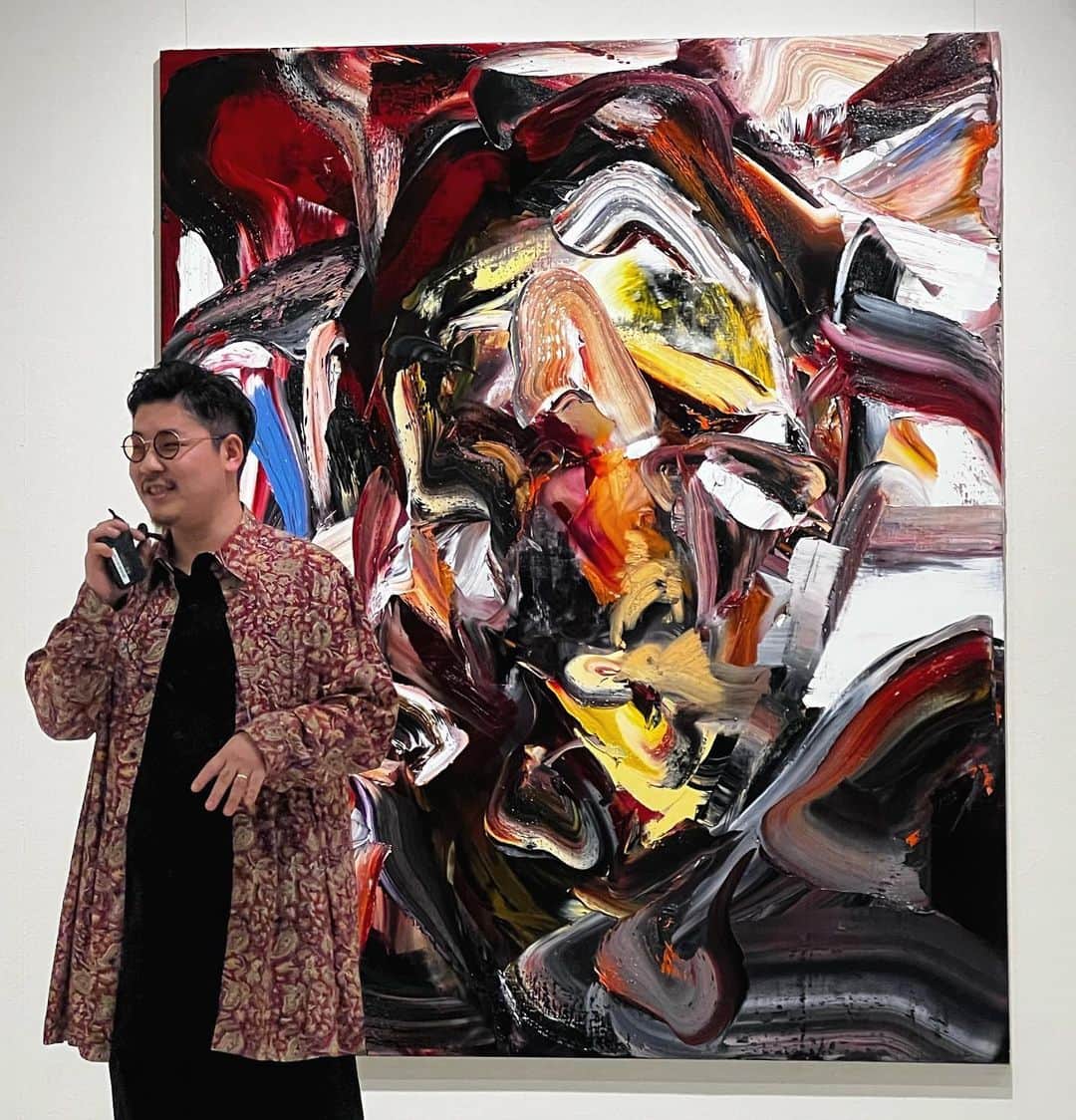 透水さらさのインスタグラム：「井田幸昌さんの展覧会 「Panta Rhei | パンタ・レイ − 世界が存在する限り」  家族で米子美術館まで行って参りました！ 井田さんは知る人ぞ知る、世界で活躍されている現代アーティスト。  それぞれの作品説明や人物画のモデル、経緯など大変興味深いお話ばかりでした！  我が家にも作品を飾らせていただいていて、作品のモデルは誰なのか、教えていただきました✨  正に我が家にとっても 「一期一会」の経験でした🙏✨  #井田幸昌 さん #現代アーティスト #鳥取#米子」