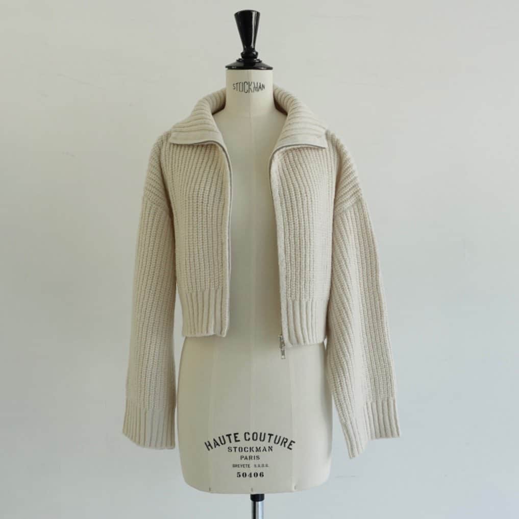 Vannie Officialのインスタグラム：「ダブルジップニット  … Design …  ・ダブルジップで前開きを自由にできる ・ニットとしても羽織としても着用可能 ・すっきりした丈感で脚長効果も抜群 ・ちくちくしないニットのお素材  … Styling …  今季マストバイしたい着回し抜群ニット。 ダブルジップなので前開きを自由なデザインにできるのがポイント。 程よい丈感で、着るだけでスタイルアップが叶います。 すっきりした着丈のため、ボトムはタイトもボリュームでも相性抜群。 ストレートスリーブなのでインナーのサイズを選ばず、 シンプルなデザインで重ね着もおすすめ。  … Fabric … 柔らかく着やすいお素材。 デイリー使いしたい一着。  ━━━━━━━━━━━━━━━━━━━━━  透け感：少しあり（IVのみ薄い色のインナー推奨） 裏地：なし 厚さ：普通 伸縮性：あり 洗濯：洗濯機OK  ━━━━━━━━━━━━━━━━━━━━━━ ※詳しくは洗濯タグをご確認ください」