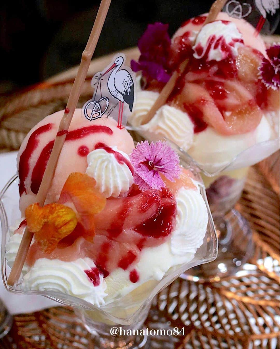 はなともさんのインスタグラム写真 - (はなともInstagram)「. . . 【 #パティスリーヨシノリアサミ @patisserie_yoshinoriasami 】  🍨 桃のパフェ ※貸し切りスイーツ会限定  素材のおいしさが伝わる絶品パフェ！  グラスの中にはパイナップルのムースリーヌと ベルガモットのアロマを加えた生クリーム、 塩ミルクのアイス、桃のシャーベットなどが入っています。  パティシエが作るパフェは味も見た目もホントにすごい！    ちなみにこちらはアイスも絶品です！  ※こちらのパフェはスイーツ会限定なので 通常メニューにはありません。  現在イートインはお休み中  ▼エリア検索 ↪︎ #はなとも巣鴨  ✴︎———✴︎———✴︎———✴︎ Shop Info ✴︎———✴︎———✴︎———✴︎  🏠 パティスリーヨシノリアサミ 📍 東京都豊島区巣鴨3-23-3 ⏰ ‬10:30～18:30 ‪☎️ 03-5980-7674  ㊡  火曜日・水曜日 ‪🚞 山手線 巣鴨駅から徒歩5分  ✴︎———✴︎———✴︎———✴︎———✴︎———✴︎———✴︎———✴︎——✴︎  #東京パティスリー #東京スイーツ #巣鴨カフェ #桃のパフェ #ヨシノリアサミ」7月22日 20時03分 - hanatomo84