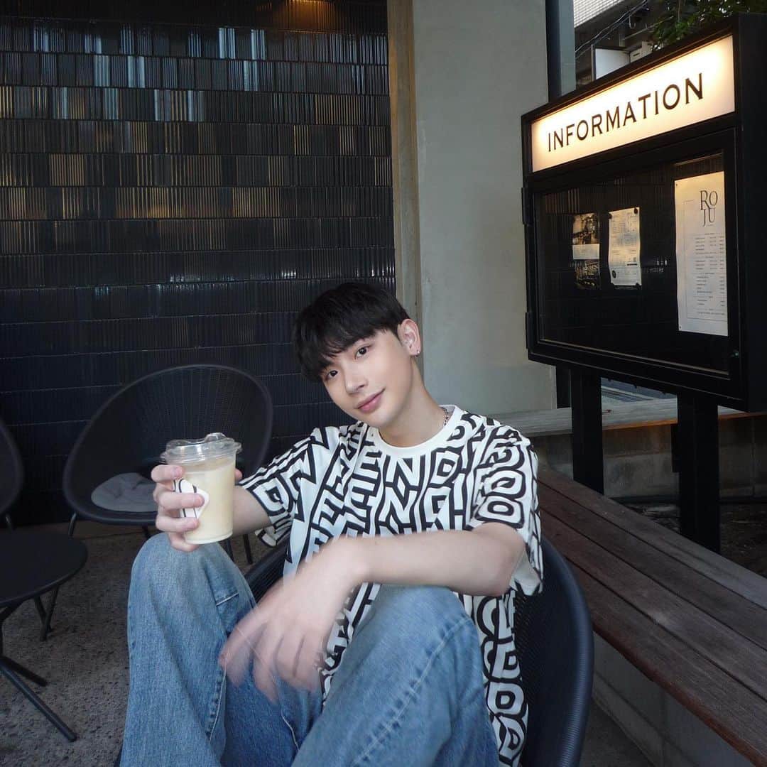 よしあきのインスタグラム：「みんなの夏休みの予定はー？🍧🌤️  @fendi #fendi」