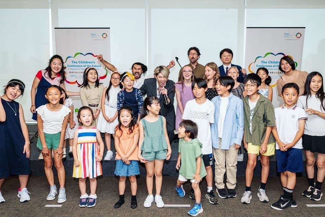 雅-MIYAVI-さんのインスタグラム写真 - (雅-MIYAVI-Instagram)「We made a song, sang together, danced…and screamed!!!!!!! (Yes, inside the actual United Nations facility) Great job everyone, you guys rocked the house down 🤘🏻  I was delighted to return to the UN and support “The Children’s Conference of the Future in Support of the United Nations” project. Big up to the team and big thanks to the @unitednations for making this happen.  キッズ国連！  世界子ども未来会議 in ニューヨーク  緊張してたキッズたちも 最後はみんな楽しんでいました  子どもたちが主役  言うは易し行うは難し  大人ができること それぞれ スマートにやっていきましょう  お疲れ様でした！  🙌🏻🙌🏻😃🌏」7月22日 20時00分 - miyavi_ishihara