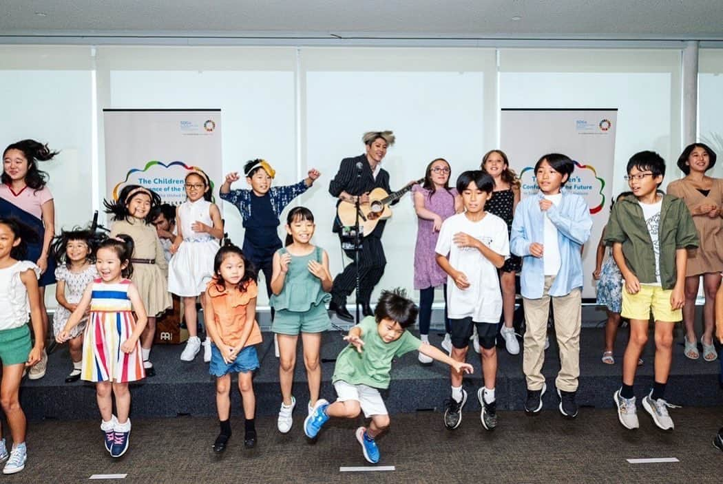 雅-MIYAVI-さんのインスタグラム写真 - (雅-MIYAVI-Instagram)「We made a song, sang together, danced…and screamed!!!!!!! (Yes, inside the actual United Nations facility) Great job everyone, you guys rocked the house down 🤘🏻  I was delighted to return to the UN and support “The Children’s Conference of the Future in Support of the United Nations” project. Big up to the team and big thanks to the @unitednations for making this happen.  キッズ国連！  世界子ども未来会議 in ニューヨーク  緊張してたキッズたちも 最後はみんな楽しんでいました  子どもたちが主役  言うは易し行うは難し  大人ができること それぞれ スマートにやっていきましょう  お疲れ様でした！  🙌🏻🙌🏻😃🌏」7月22日 20時00分 - miyavi_ishihara