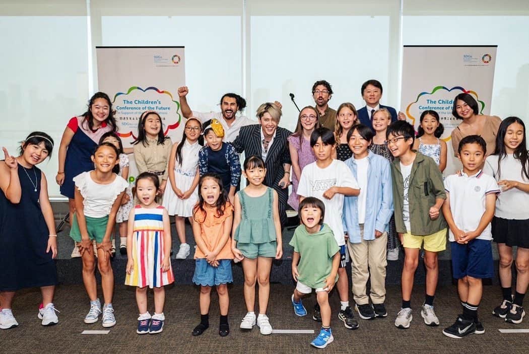 雅-MIYAVI-のインスタグラム：「We made a song, sang together, danced…and screamed!!!!!!! (Yes, inside the actual United Nations facility) Great job everyone, you guys rocked the house down 🤘🏻  I was delighted to return to the UN and support “The Children’s Conference of the Future in Support of the United Nations” project. Big up to the team and big thanks to the @unitednations for making this happen.  キッズ国連！  世界子ども未来会議 in ニューヨーク  緊張してたキッズたちも 最後はみんな楽しんでいました  子どもたちが主役  言うは易し行うは難し  大人ができること それぞれ スマートにやっていきましょう  お疲れ様でした！  🙌🏻🙌🏻😃🌏」