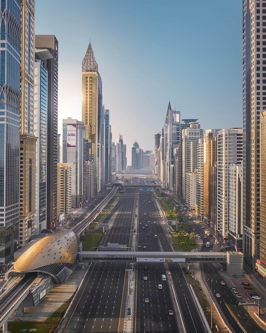 エミレーツ航空さんのインスタグラム写真 - (エミレーツ航空Instagram)「A journey down Sheikh Zayed Road is a journey through the heart of Dubai. 🚗✨  📸  @sebastien.nagy  #Emirates #FlyBetter #MyDubai」7月22日 20時00分 - emirates