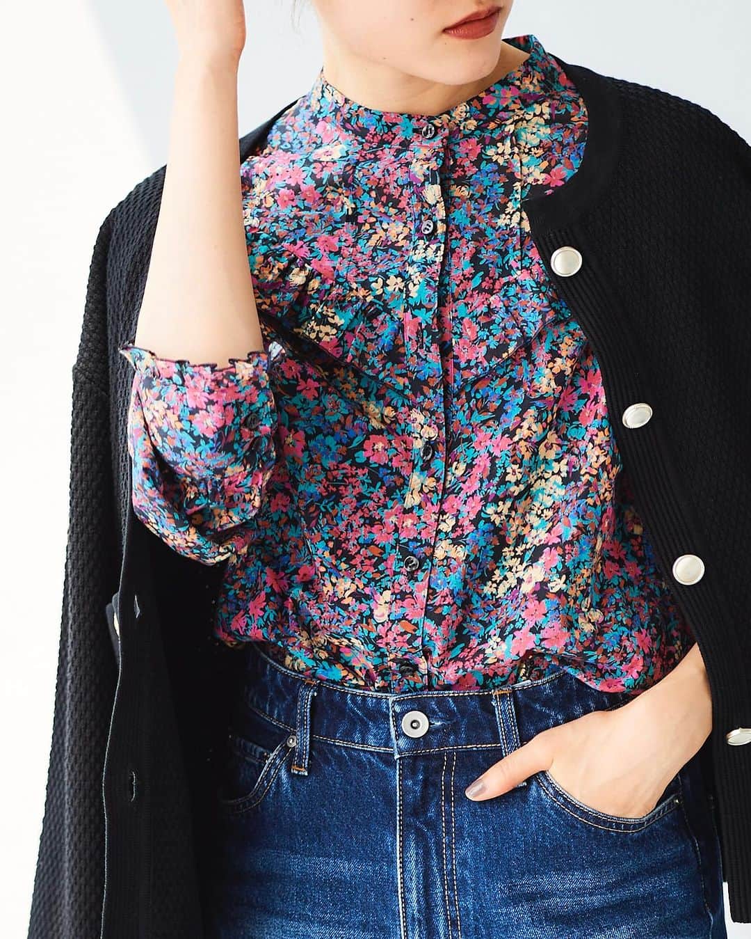 le. coeur blancのインスタグラム：「. 【 NEW BLOUSE 】  フランスの老舗テキスタイルメーカー 「Deveaux」社のプリント生地を使用した 華やかな小花柄が目を引くブラウス。 ⁡ シックなカラー使いで、甘くなりがちなフリルや花柄もピリッとしまり、大人っぽく決まる一枚。 ⁡ ⁡ ▶︎アイテムをタップで詳細をチェック🛒 ⁡ ⁡ Deveaux フラワーフリルブラウス ¥17,930 size : 38 col : ピンク柄 / イエロー柄 no. 3037032407 shop / online store : 販売中 ⁡ ⁡ _____________________ < 𝗶𝗻𝘀𝘁𝗮 𝗹𝗶𝘃𝗲 𝘀𝗰𝗵𝗲𝗱𝘂𝗹𝗲 > ⁡ 7/25(火) ⁡ ※日時は変更になる場合もございます。 　詳しくは前日のストーリーズでお知らせします。 ⁡ ⁡ ⁡ ⁡ ⁡ ⁡ ⁡ ⁡ ⁡ ⁡ ⁡ ⁡ ⁡ ⁡ ⁡ ⁡ ⁡ ⁡ ⁡ ⁡ ⁡ ⁡ ⁡ #lecoeurblanc #ルクールブラン #le_23aw #autumn #le_web #Deveaux #デボー #ブラウス #花柄 #フラワープリント」