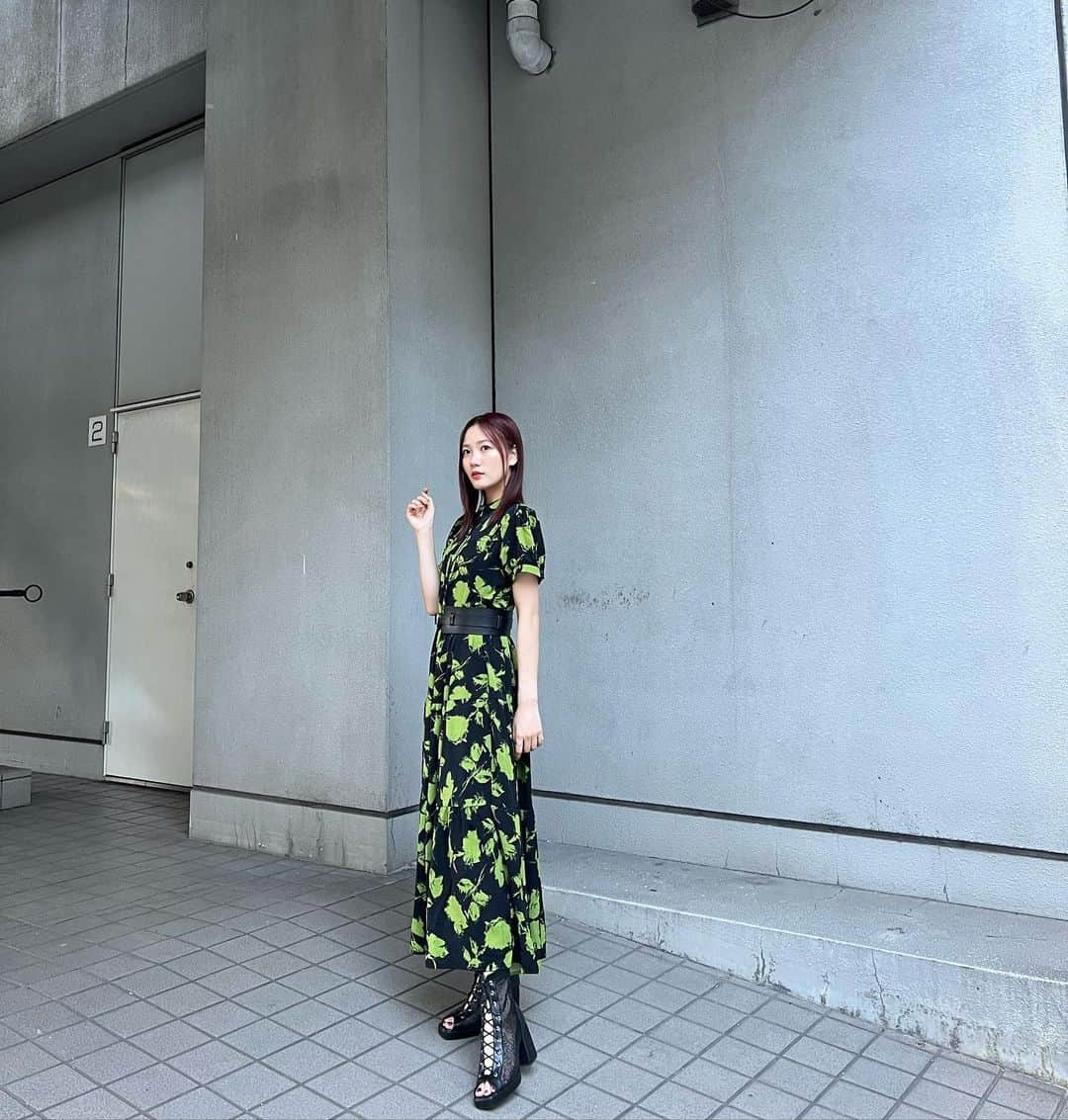 眞鍋杏樹のインスタグラム：「#anjumode 💚🖤  アーティスティックプリントなロングワンピース⚜️  #ootd #ootdfashion #fashion #code #fyp #ワンピースコーデ #ロングワンピース #夏 #夏コーデ #骨格ウェーブ #高身長コーデ #20代コーデ #londa #02 #02년생 #02line」