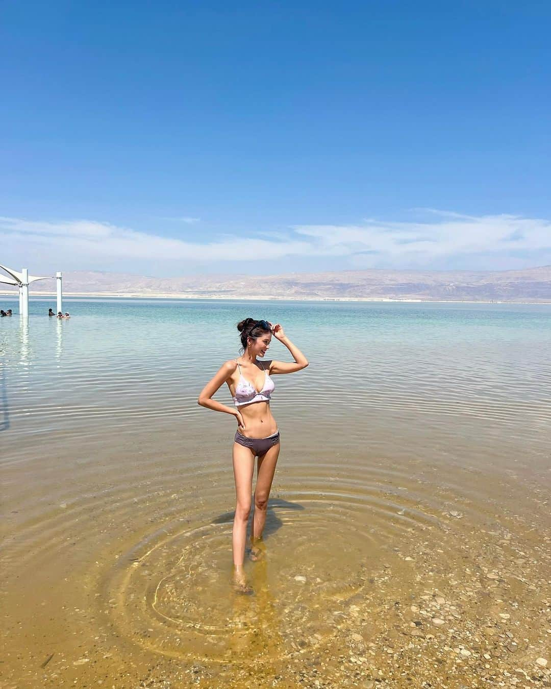 東野佑美さんのインスタグラム写真 - (東野佑美Instagram)「📍Dead Sea, Israel 死海〜！🇮🇱 ほんとにポンって浮くの。不思議🥹🩵  本を読むやつもやってみました🤣 ずーっとぷかぷか浮いてた🧚🏻‍♀️🫧  浮いちゃうから底にあるソルトを掴むのは 至難の業なんだけど プロは足の指を使ってひょいひょいっと いとも簡単に！！🫨 両手いっぱいにくれたよ❄️コロコロ可愛い🫶  #死海 #イスラエル #中東 #海外旅行 #deadsea」7月22日 20時02分 - yumi.higashino