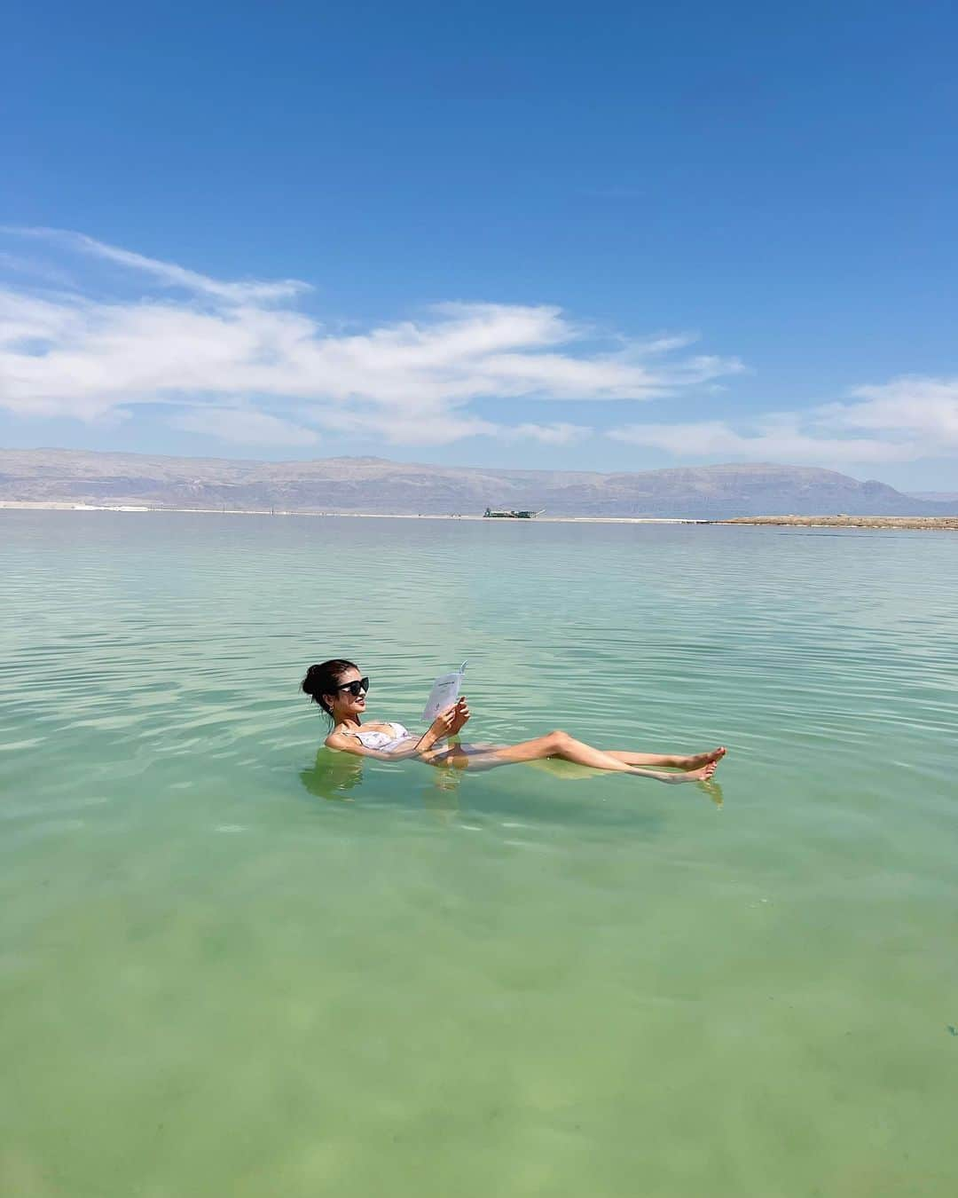 東野佑美さんのインスタグラム写真 - (東野佑美Instagram)「📍Dead Sea, Israel 死海〜！🇮🇱 ほんとにポンって浮くの。不思議🥹🩵  本を読むやつもやってみました🤣 ずーっとぷかぷか浮いてた🧚🏻‍♀️🫧  浮いちゃうから底にあるソルトを掴むのは 至難の業なんだけど プロは足の指を使ってひょいひょいっと いとも簡単に！！🫨 両手いっぱいにくれたよ❄️コロコロ可愛い🫶  #死海 #イスラエル #中東 #海外旅行 #deadsea」7月22日 20時02分 - yumi.higashino