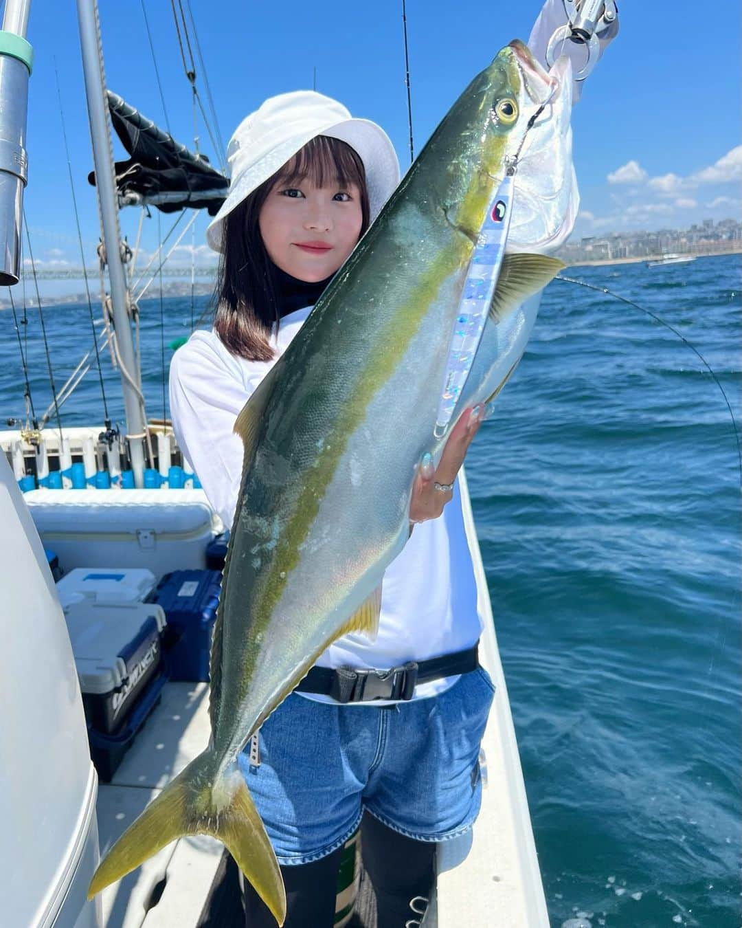 伊賀愛優菜のインスタグラム：「･ 今日も鰤ゲットしました〜〜！🐟✨️ ･ 明石の激流ポイント小磯（高磯）で ハマチがかなり釣れてたんですが その中でも選んで 数少ない鰤を釣るという💪🏻 ̖́- ･ フォールで食ってきた時 一瞬、海面で糸がふけるあの瞬間を 目で見て、手で感じて フッキングするのがたまらない😳！ ･ そんな感じで鰤の引きを味わってました😊 ･ そして、タコもいい感じに釣れてます🐙🐙！ 好評のタコ顔しておきました(̨̡ ･⊝･ )̧̢笑 ･ 【⠀ジギングタックルデータ 】 ロッド : SHIMANO  OCEA JIGGER FULLBEND B60-3 リール: SHIMANO  22NEW OCEA CONQUEST 300HG ジグ:SHIMANO OCEA long waver 250g ケイムラゼブラ ライン: TORAY  Jigging PE Power Game X8 1.5号 Leader: TORAY  PowerGame LURE LEADER FLUORO 20lb  ･ 【⠀タコタックルデータ】 ロッド:SHIMANO TAKOMASTER SS  リール:SHIMANO OCEA CONQUEST LIMITED 300PG ルアー: SHIMANO TAKOMASTER FlashBoost 3.5号 イタリアンエビ＆オレンジエビ ･ #ジギング #明石ジギング #鰤 #釣りガール #明石タコ #釣り #fishing」