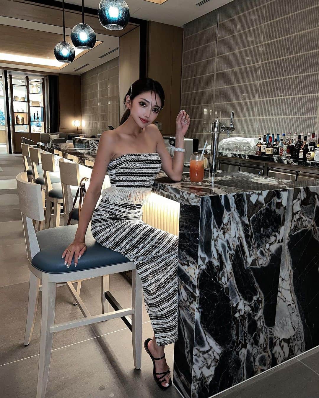 RINAのインスタグラム：「_  どこ行っても絶対ノンアルの人🍹 HOTELのROOF TOP BAR行ったら 突然のスコールに襲われて避難した👌笑  #Hilton #ヒルトン宮古島リゾート  #ルーフトップバー」