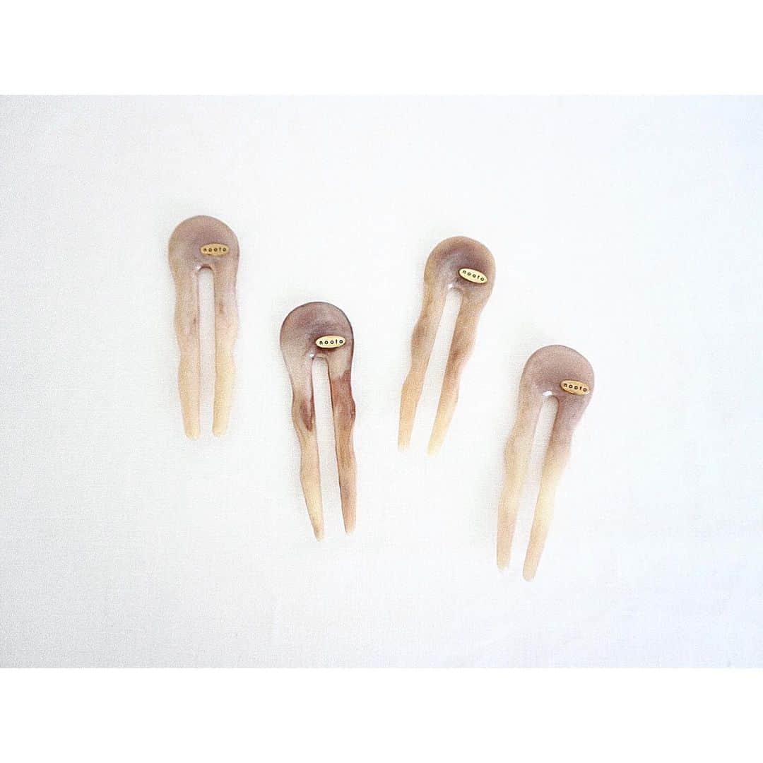 ito no otoのインスタグラム：「𓆇 ---  一つ前の投稿に着用動画を 載せています。  : n e w :   marble hair stick  裏表で柄が違うので その日の気分で変えられます。  「オリジナル巾着ポーチ付き」  --- #accessorynooto #hair#hairstick #ヘア#ヘアー#ヘアアレンジ #オリジナル#ヘアコーム#アクセサリー」