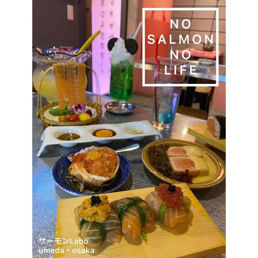 のインスタグラム：「. サーモン🐠サーモン🐠サーモン  サーモン好きにはたまらないお店 『サーモンLabo』  店内が可愛くて映えるスポットが沢山🦄  ドリンクもお料理も どれも美味しくて最高🍹  私はサーモン縛りが1番気に入った🍣 サーモンの上にいくらやウニがたっぷり 見た目も味も大満足  サーモン麺は 和風醤油・バジルソース・中華みそ3種のオリジナルたれ付き  金魚鉢で出てきた1Lドリンクもオススメ🤣  ＿＿＿＿＿＿＿＿＿＿＿＿＿＿＿  @salmon_labo  📍 大阪府大阪市北区堂山町8-12 2F  ☎️ 050-5257-9210  ⏰ 12:00～23:00 (料理L.O. 22:00 /ドリンクL.O. 22:30)   #サーモンラボ#サーモングルメ#woomypr#サーモン#大阪グルメ#梅田グルメ#大阪居酒屋#梅田居酒屋#梅田ランチ#梅田ディナー」