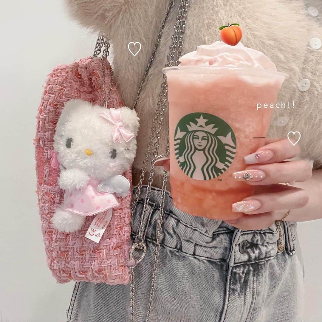 ayaのインスタグラム：「🍑⛅️📧  桃飲んだ日⸝⋆  今年の夏はパンツスタイル率が高い❕  #starbucks #zara #sincethen #shein #noirnine #スタバ #スタバ新作 #スタバ好き #スタバテイクアウト #スタバ女子 #スタバラ部 #スターバックス #すたば新作 #すたば #ザラ #ザラコーデ #ハローキティ #キティちゃん #ナップサック」