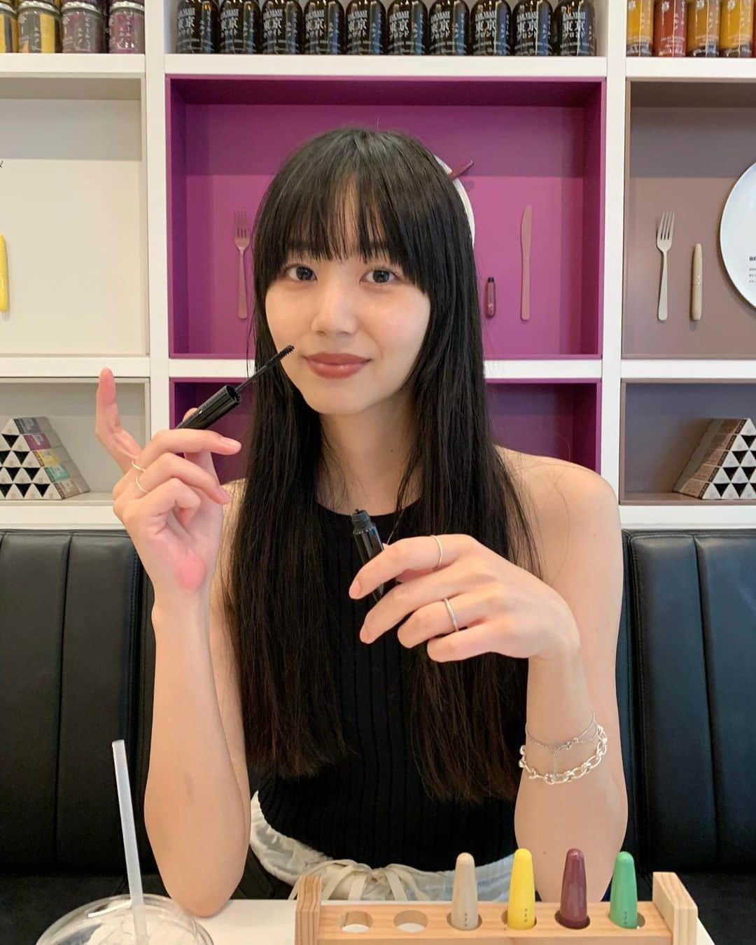 Shiho Sasakiのインスタグラム：「ピエール・エルメ×UZUのコラボレーションカフェにお邪魔してきました🍨  4年ぶりにアップデートしたMOTE MASCARA™︎。 マスカラのパッケージカラーを基調にしたカラフルな店内で、ピエール・エルメの美味しいスイーツが楽しめます🍰  開催期間は 〜7/24(mon)までです🙏🏻  #UZU #ピエールエルメ」