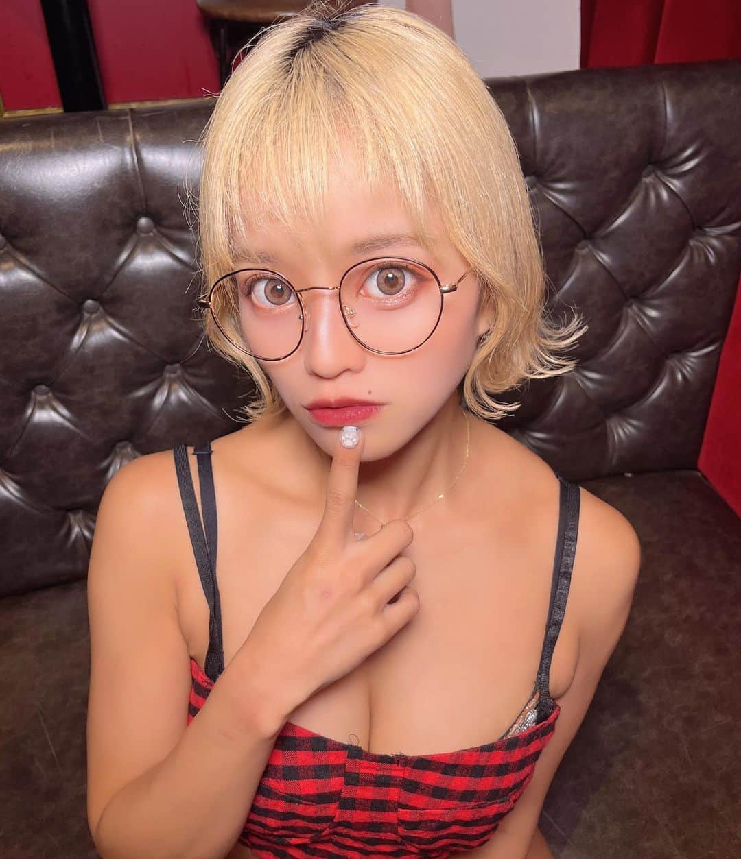 ラムさんのインスタグラム写真 - (ラムInstagram)「メガネ女子は好きですか？？？🥺🥺 . . . 実は結構普段めがねかけるタイプ🤭 .   #burlesquetokyo #バーレスク東京  #六本木 #showgirl #showdancer  #blackflow #ちびっこギャング #メガネ女子  #メガネっ子 #だてめがね #ボブ #波ウェーブ #ギャル  #롯폰기 #바레스크도쿄 #일본 #도쿄」7月22日 20時21分 - lam_burlesque_