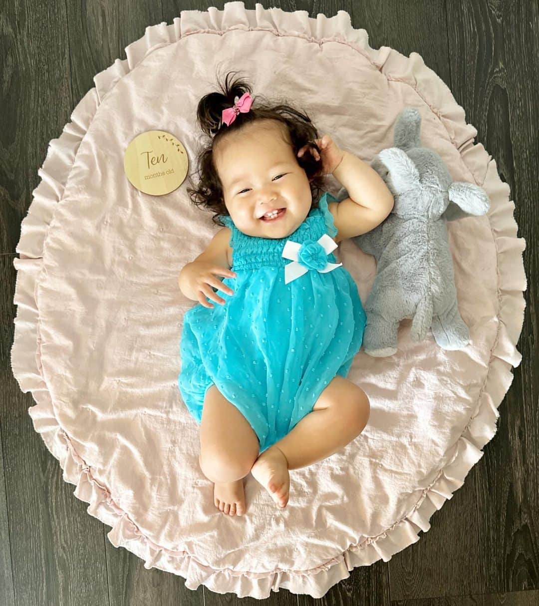 エリナ シルカのインスタグラム：「10 months old 🩵 すーさん10ヶ月！忙しすぎて10ヶ月になったことも検診もスッカリ忘れてたよ😉🫠来週キチンといきます。 成長記録はまたブログで！」