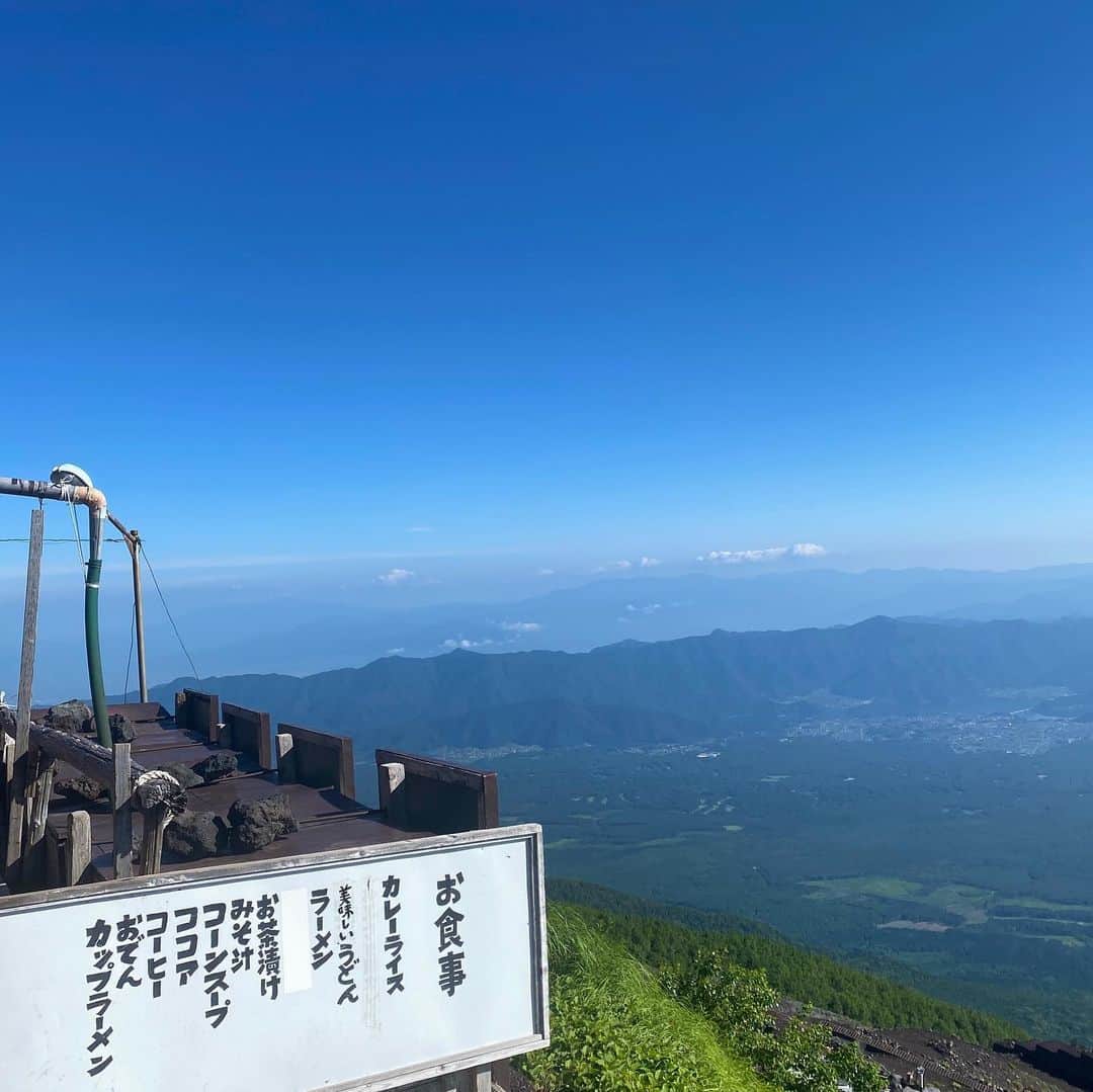 岡田ロビン翔子のインスタグラム：「最近ときめいたかわいい看板  毎月 食について連載更新中 今回は山の頂上で何を食べたのか  そう 富士山の裏話をすこし  読んでくれたらうれしいのです」