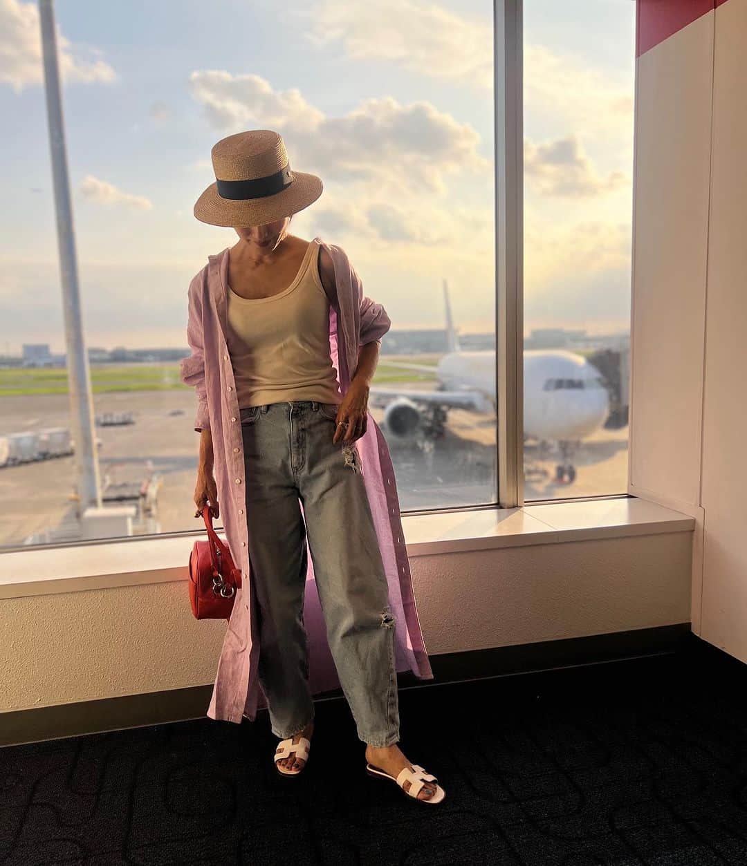 亀恭子のインスタグラム：「弾丸で神戸へ✈︎  飛行機移動には羽織りがマスト。 @finamore1925 のリネンシャツを。  信頼のシャツブランド。 程よいはりとしなやかさが共存した生地感は着心地が抜群に良いし、 袖のたっぷり具合も絶妙に良い。  今年新調した、 このラベンダーカラーも好き♡  today's… #fashion #outfit #ootd #kkstyle #tokyo #shirt #finamore1925 #cutandsew #stunninglure #pants #bag #hvfn #shoes #hermes #summer #july」