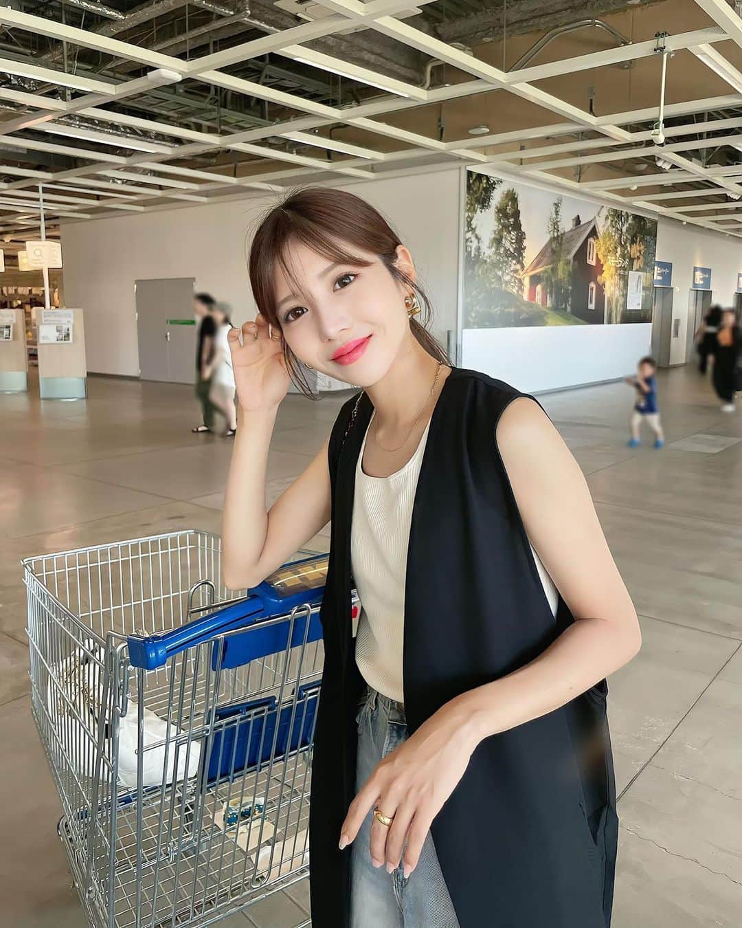 伊藤莉子のインスタグラム：「． この日の私服 カジュアルキレイめで結構好き♡  ロングジレめっちゃ使いやすいことに 最近になって気づいたのよ😂（笑）  @classicalelf_official の ロングジレは形キレイで細見えするから めっちゃお気に入り🫶🩵  私はブラックのMサイズ着用♡ 154センチの私でもほんまにベストな長さ💘  #クラシカルエルフ #classicalelf #エルフコーデ #タイアップ #uniqlo #gu #zara #ユニクロ #ジーユー #ザラ #zozo #zozotown #zozo購入品 #zozotown購入品 #ジレベスト #ロングジレ #ロング丈 #夏服 #イエベコーデ  ．」