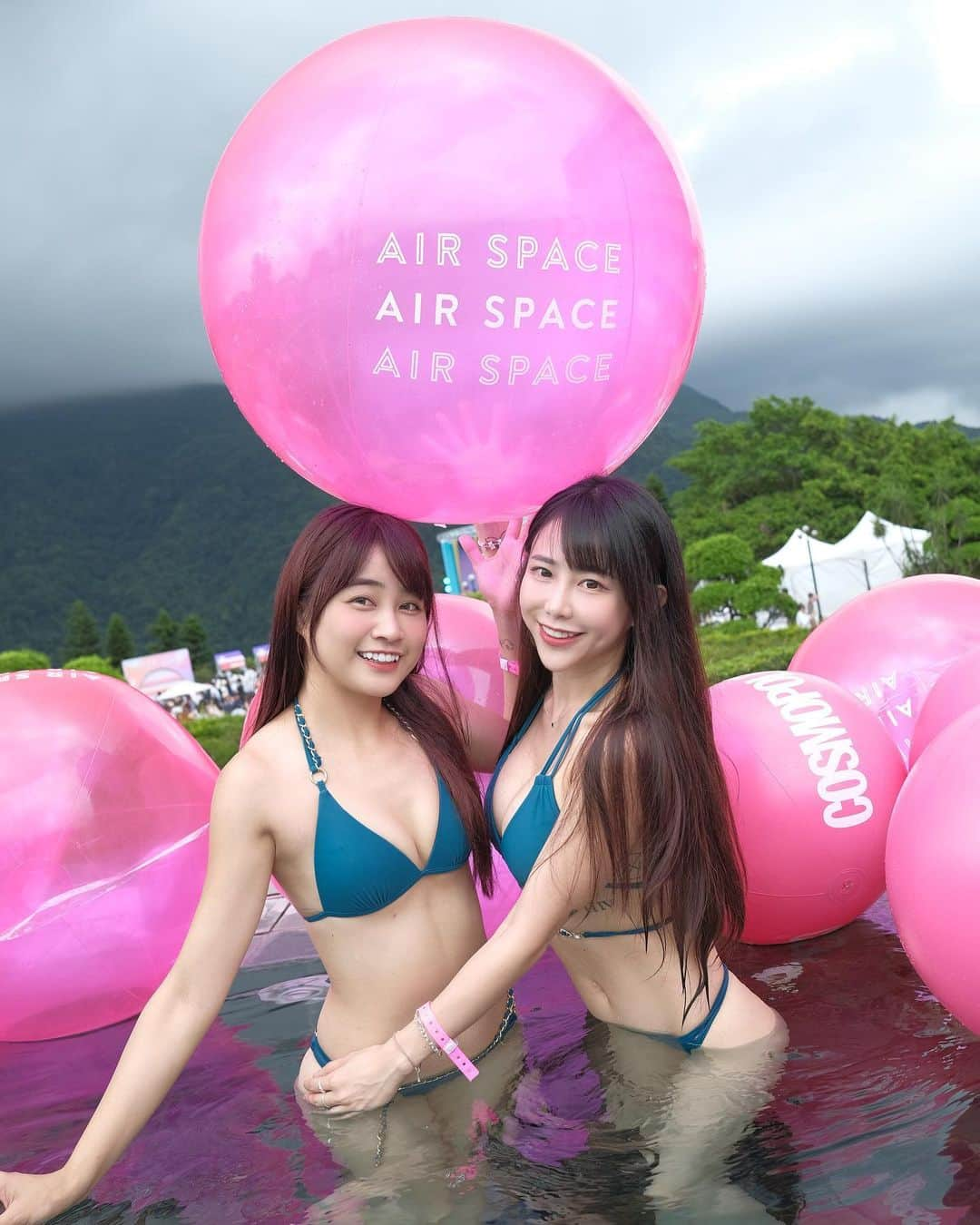 陳伊さんのインスタグラム写真 - (陳伊Instagram)「炎炎的夏日就要來chill一波✨ AIR SAPCE X COSMO Bikini Party 太好玩了 還遇到了好多朋友 看來今天美女都聚集在這裡～ 穿上 AIR SPACE 整形級比基尼 獨家專利、集中、托高、爆乳、防滑 ！ 怎麼動怎麼玩都不害怕～～～～ 穿上後 視覺激增 2 CUP！ 專利罩杯，瞬間聚攏超美胸😍😍  今天也要抽獎送「比基尼上身*一件」給大家唷！ 抽獎辦法：按此篇讚+ 留言 「我愛AIR SPACE比基尼」 重複留言或分享者,不列入抽獎資格唷!  @airspacetaiwan   #AIRSPACEBIKINIPARTY #COSMOBIKINIPARTY #AIRSPACE比基尼派對 #正妹都在穿AIRSPACE  #整型級比基尼」7月22日 20時17分 - bobeyiyi