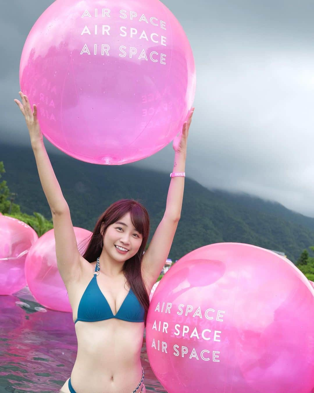 陳伊さんのインスタグラム写真 - (陳伊Instagram)「炎炎的夏日就要來chill一波✨ AIR SAPCE X COSMO Bikini Party 太好玩了 還遇到了好多朋友 看來今天美女都聚集在這裡～ 穿上 AIR SPACE 整形級比基尼 獨家專利、集中、托高、爆乳、防滑 ！ 怎麼動怎麼玩都不害怕～～～～ 穿上後 視覺激增 2 CUP！ 專利罩杯，瞬間聚攏超美胸😍😍  今天也要抽獎送「比基尼上身*一件」給大家唷！ 抽獎辦法：按此篇讚+ 留言 「我愛AIR SPACE比基尼」 重複留言或分享者,不列入抽獎資格唷!  @airspacetaiwan   #AIRSPACEBIKINIPARTY #COSMOBIKINIPARTY #AIRSPACE比基尼派對 #正妹都在穿AIRSPACE  #整型級比基尼」7月22日 20時17分 - bobeyiyi