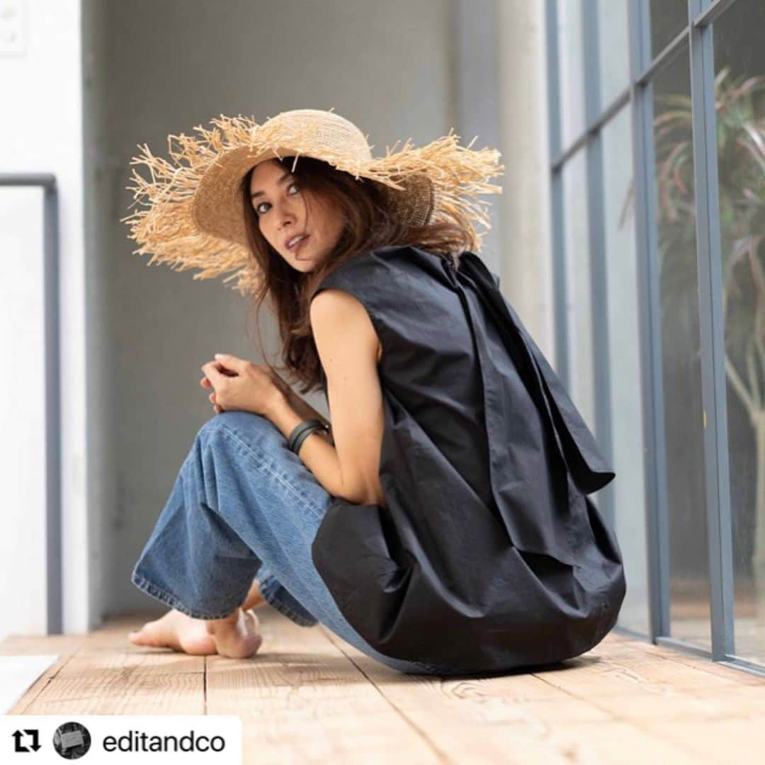 佐々木貞江さんのインスタグラム写真 - (佐々木貞江Instagram)「Summer collection   #thank you 💄 #Repost @editandco with @use.repost ・・・ ☀️  edit & co.  black & white signature✨  真夏に さらりと着られる Aラインのコットンブラウス。  後ろ姿を表情豊かにしてくれる バックリボンを 一重にゆるりと絡めて。  夏カジュアルには ワンディティール効かせた デザイントップスが重宝します。 Model  @bk_olive  photo  @maedamaeda0305  styling @kp_wtny  make-up @sadaebam  #editandco #dressme #blackandwhite #signature  #black  #blackoutfit  #white #whiteoutfit   #大人カジュアル  #大人カジュアルスタイル　 #大人カジュアルコーデ  #大人カジュアルファッション  #カジュアルコーデ  #40代コーデ #40代ファッション #50代コーデ #５０代ファッション」7月22日 20時18分 - sadaebam