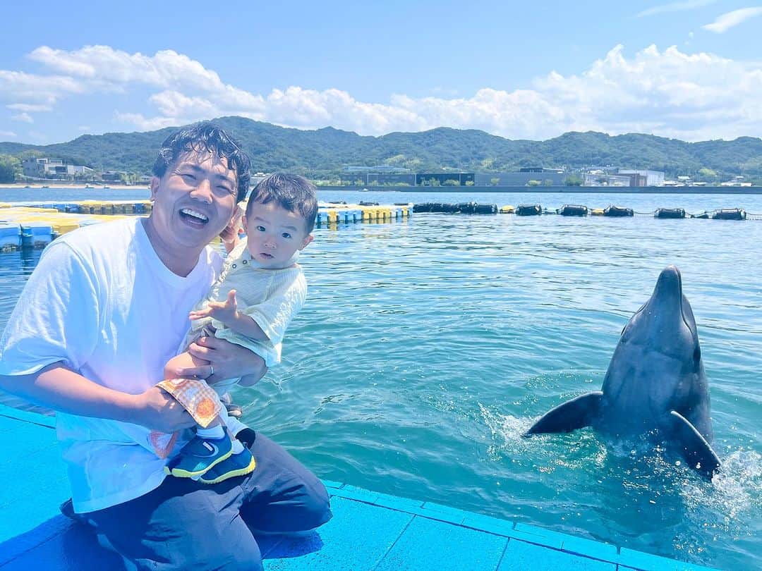 梶剛のインスタグラム：「日本ドルフィンセンターでイルカに水かけて貰ってビチャビチャ🐬✨  夏だけイルカが水かけてくれる企画やってるんだって🌊  #香川県 #さぬき市 #日本ドルフィンセンター #子育て #梶剛の子育て日記」