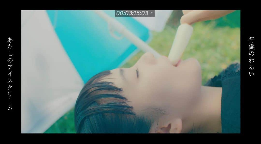 のインスタグラム：「ドレスコーズ『少年セゾン』Music Video 映像監督を務めています。  https://youtu.be/EtqJ7yRZup4  comment  ✳︎  太陽も、海も、生も、死も、喪服も、水着も、人間も、犬も──全てが、もはやこの世界に既存のものである。 そう思えば、すでに何もかもがしつらえてある中で、 記号遊びするだけのわたしたちかも知れないけれど。 歌ったり、踊ったり、食べたり、笑ったり、思い出したりすることの一回性もまた、一度しか生きることのできない人間の特権です。  神様は、あらゆる可能性を周知しており、 どの分岐も、どの地球も、どの世界も記憶していなければならないわけですから、 思い出ばかりが無尽蔵にふくらんで、さみしいアカシックレコードをお持ちのことでしょう。  さすらば、あまりにも忘れっぽくてひとつしか選べないぼくらは、どれほど幸運でしょうか。  〈後篇へと続いて──〉」