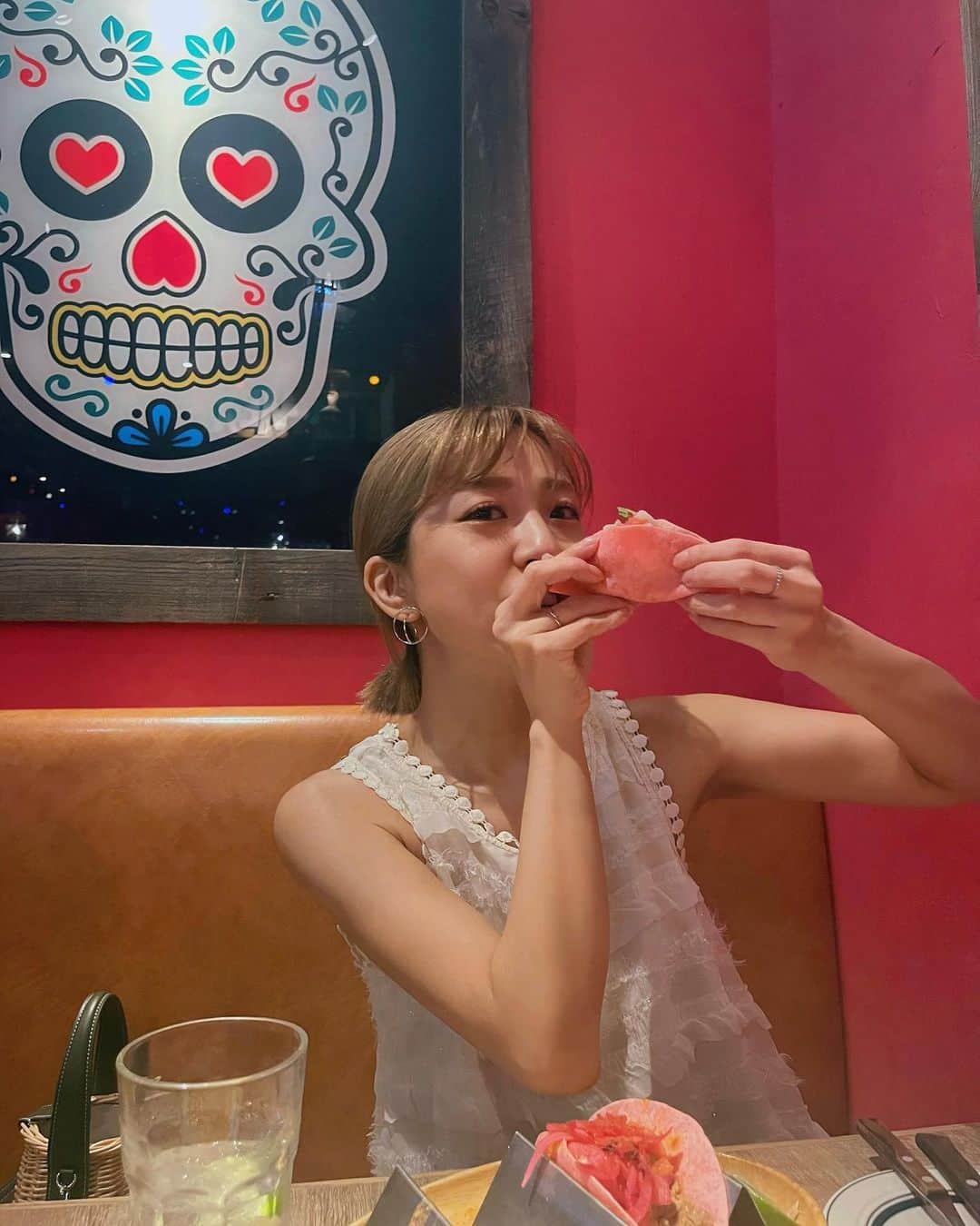 本橋優華のインスタグラム：「夏はタコスらしい🌮 たのしかったな。 インスタの写真、絶対なんか持ってるな。  #dinner#tacos#pink#mexican#tequila#🌮」