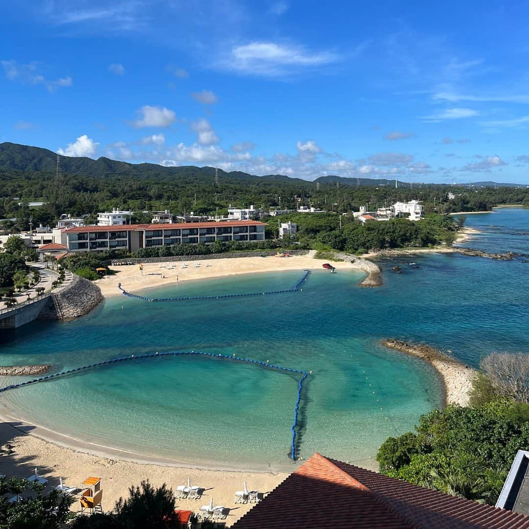 吉川めいさんのインスタグラム写真 - (吉川めいInstagram)「久しぶりの沖縄でした🧳🛫  束の間のquick break.  海のやさしさに包まれて、夏の太陽を浴びていたら、わずか2-3時間でギュゥ〜ってお腹が空く自分に驚きました。  東京の夏ではどんどん食欲が無くなって困っていたのに！  自然の力ってやっぱりすごいなぁー。 リラックスすると、からだは副交感神経スイッチが入り、ちゃんと胃液が出て、食べたくなる。  とてもシンプルなことなのに、普段の生活ではいつもご飯を作る側だったり、子どもたちを優先していて自分のことが二の次になってしまっていたり。  思っていた以上に必要な休暇だったのかも、と気づかされました。  旅行中は、ストーリーズの投稿を見てメッセージをくれた沖縄のVeda Tokyo members やフォロワーのみなさんの「めんそ〜れ」にもたくさんの愛を感じました❤️ありがとう！  さて、今日からすでにback to work. 『はじめよう本心ジャーナル』のワークショップでもご参加いただいたみなさんのご質問など、チャット💬が熱くなり、とっても楽しかったです💕アーカイブ受講の方もお楽しみに！  Thank You Always 💫  #沖縄　#沖縄旅行 #めんそーれ #okinawa #okinawatrip #japanesesummer #fireworks #花火　#夏休み　#夏休みの過ごし方 #夏休みの思い出」7月22日 20時28分 - maeyoshikawa