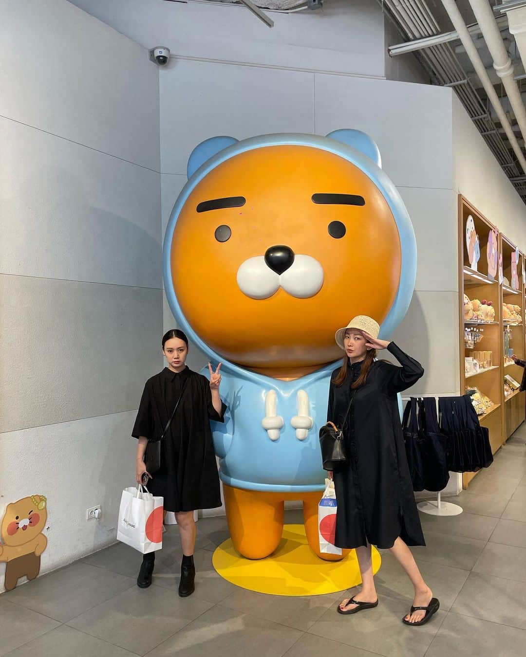 中上真亜子さんのインスタグラム写真 - (中上真亜子Instagram)「サキとミナちゃんとの韓国旅🫶 ほんっとに2人のおかげで 楽しくて美味しくてたくさん買い物出来た☺️！ ありがとう☺️  先週からその模様をYouTubeにアップしてて さっきも第二弾のこの今回の旅優勝してた セリサムギョプサルの回だよ🫶 お時間あるときに観てくれたら嬉しいです🇰🇷 #スリッパにガムテープついた先輩 #自らの足で剥がすタイプの後輩 #そして現地集合で美味しい店たくさん知ってるえりこさん☺️」7月22日 20時38分 - maako_nakagami