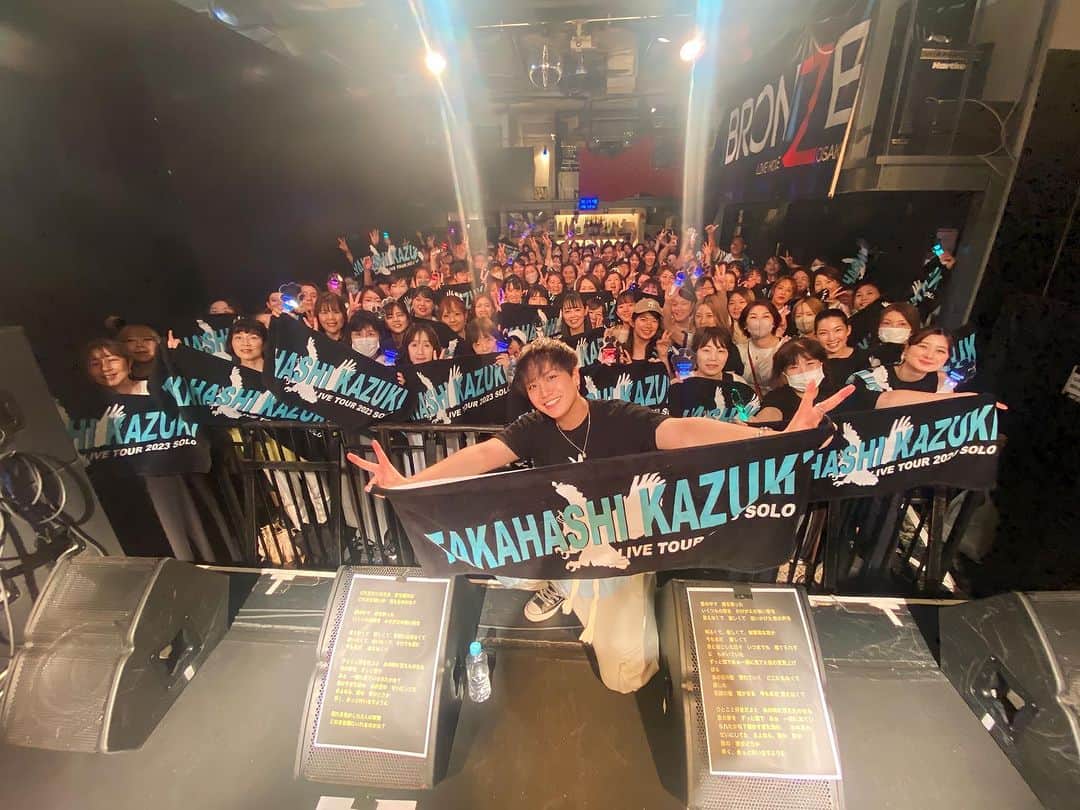 のインスタグラム：「髙橋一輝 全国ツアー SOLO 大阪公演 🐙🔥✨  写真みるとみんな良い顔しとるのがマジで嬉しいな😭  伝えたいこと伝えられたし めちゃくちゃ満足やし楽しかったなあ、、、。  今日はよく眠れそう。  みんなもゆっくり休んでな！👍  また帰ってくるぞ大阪。  #髙橋一輝 #全国ツアーSOLO #大阪公演」