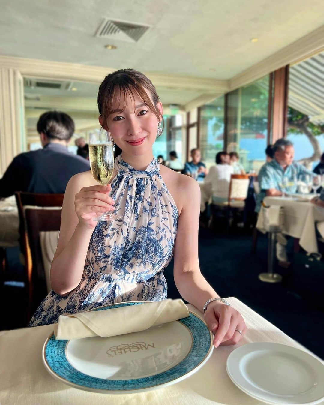 下田奈奈さんのインスタグラム写真 - (下田奈奈Instagram)「Hawaii day3念願のMichel′s⚓️🩵  事前の予定が結構パンパンだったので 半分冗談で「ミッシェルズ〜」🥹🫶🏻 とお家で唱えていたらひー君が予約してくれてた🧑🏻✨ ありがとう〜〜🤣🙏  想像してた何倍も綺麗な夕日の 素晴らしいロケーションでした👏🏻😭  お料理も全てとっても好みで美味しくて 本当に感動の連続で来れて良かった… 日々唱えておいて良かった😮‍💨笑  雰囲気や美味しさ含め人生一のレストランを更新🥂✨  実は元々湘南生まれなのもあって やっぱり海にはパワーをもらえます🏝️  地元の雰囲気をなんとなく思い出せて 少し懐かしさも感じられるような 人生最高のレストランでした⛴️  この素晴らしさを少しでも記録できればと 後半に動画を2つ載せたのでぜひご覧ください🎞️✌🏻  自分のことながらこんなに分かりやすく 浮かれている人なかなか見かけないよね🤣 なんなんだあの謎のミッシェルズポーズ🫶🏻笑 突っ込みどころ満載ですね🤭  あと、旅行中に沢山質問をいただいた こちらのワンピは @_estella.k_ のものです💙  ハワイに向けてちょっとお値段はるけど 奮発して買ったのです👗 フォロワーの皆さんがいっぱい褒めてくれたから 奮発した甲斐があった〜〜😂🙏笑  #estella #estellak #エステーラ #hawaiidinner #hawaiifood #ハワイディナー #hawaiisunset #ミッシェルズ #michels #hawaiihoneymoon #ハワイ新婚旅行 #ハワイハネムーン #ハワイレストラン」7月22日 20時32分 - shimodanana