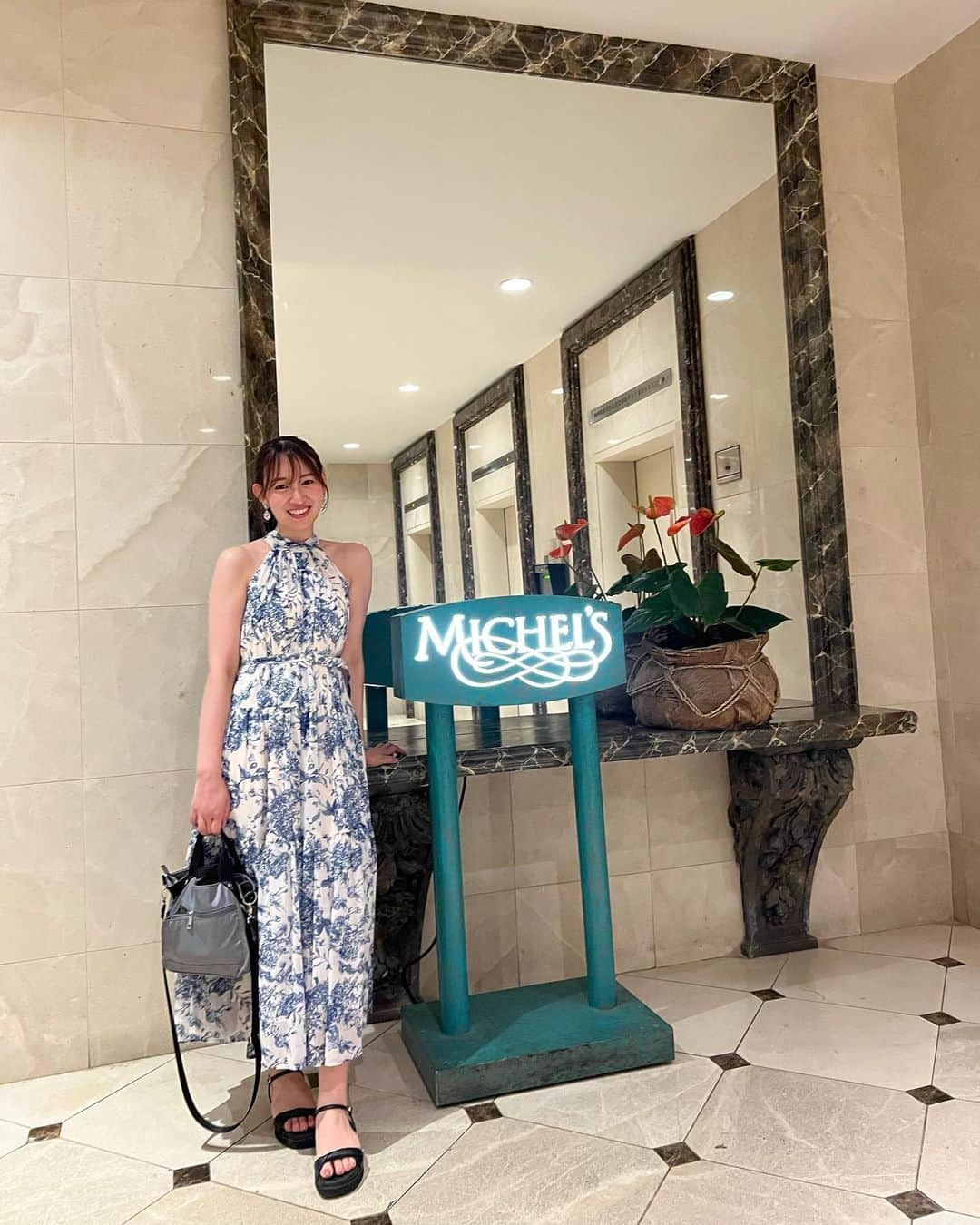 下田奈奈さんのインスタグラム写真 - (下田奈奈Instagram)「Hawaii day3念願のMichel′s⚓️🩵  事前の予定が結構パンパンだったので 半分冗談で「ミッシェルズ〜」🥹🫶🏻 とお家で唱えていたらひー君が予約してくれてた🧑🏻✨ ありがとう〜〜🤣🙏  想像してた何倍も綺麗な夕日の 素晴らしいロケーションでした👏🏻😭  お料理も全てとっても好みで美味しくて 本当に感動の連続で来れて良かった… 日々唱えておいて良かった😮‍💨笑  雰囲気や美味しさ含め人生一のレストランを更新🥂✨  実は元々湘南生まれなのもあって やっぱり海にはパワーをもらえます🏝️  地元の雰囲気をなんとなく思い出せて 少し懐かしさも感じられるような 人生最高のレストランでした⛴️  この素晴らしさを少しでも記録できればと 後半に動画を2つ載せたのでぜひご覧ください🎞️✌🏻  自分のことながらこんなに分かりやすく 浮かれている人なかなか見かけないよね🤣 なんなんだあの謎のミッシェルズポーズ🫶🏻笑 突っ込みどころ満載ですね🤭  あと、旅行中に沢山質問をいただいた こちらのワンピは @_estella.k_ のものです💙  ハワイに向けてちょっとお値段はるけど 奮発して買ったのです👗 フォロワーの皆さんがいっぱい褒めてくれたから 奮発した甲斐があった〜〜😂🙏笑  #estella #estellak #エステーラ #hawaiidinner #hawaiifood #ハワイディナー #hawaiisunset #ミッシェルズ #michels #hawaiihoneymoon #ハワイ新婚旅行 #ハワイハネムーン #ハワイレストラン」7月22日 20時32分 - shimodanana