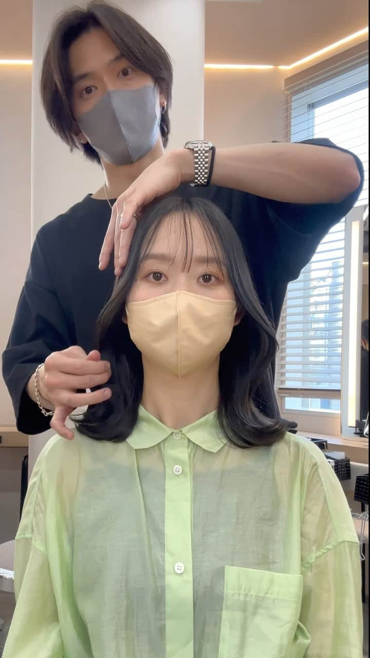 小西涼のインスタグラム：「サロンワーク✨✂︎お客様スタイル😊 #パツっと前髪 #流れる顔まわり   今回は ●眉の上の長さ ●幅は目幅で、重め ●毛先はパツっと重め ●胸上ミディアム（レイヤー無し） ●顔周りはフェイスレイヤー .  相談して一緒に決めていきましょう😊 任せてくださりありがとうございました！ ． カラーは オリーブグレーを入れています▶︎ ．  皆様の参考になれば嬉しいです。 ． ． #前髪#前髪カット#くびれ #くびれヘア #ミディアム」