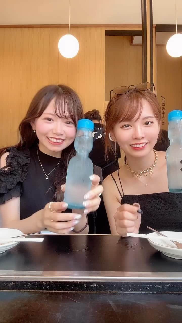 畑美紗起のインスタグラム：「ほのぴと休日デートした🥣💕 夏はやっぱりラムネだね〜🥤  浅草寺にも行って、カラオケも行ったよお👭🏻  #畑美紗起 #西村歩乃果 #浅草グルメ #浅草 #もんじゃ」