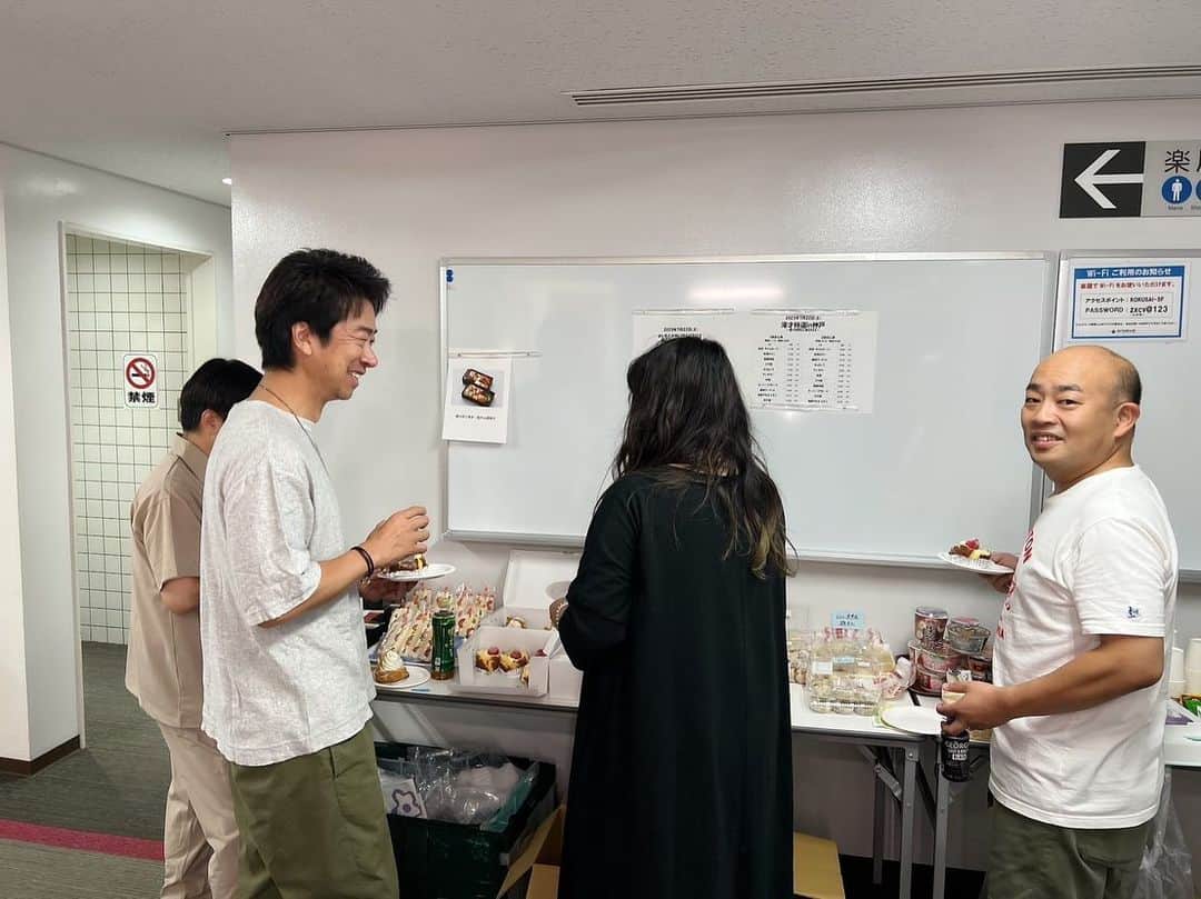 海原やすよのインスタグラム：「今日は  「backstage」でもお伝えしました、神戸国際会館の舞台でした🎙️  完売公演！ありがとうございました🙇‍♂️  安心メンバーと一緒だったので2回公演もあっと言うまでした」