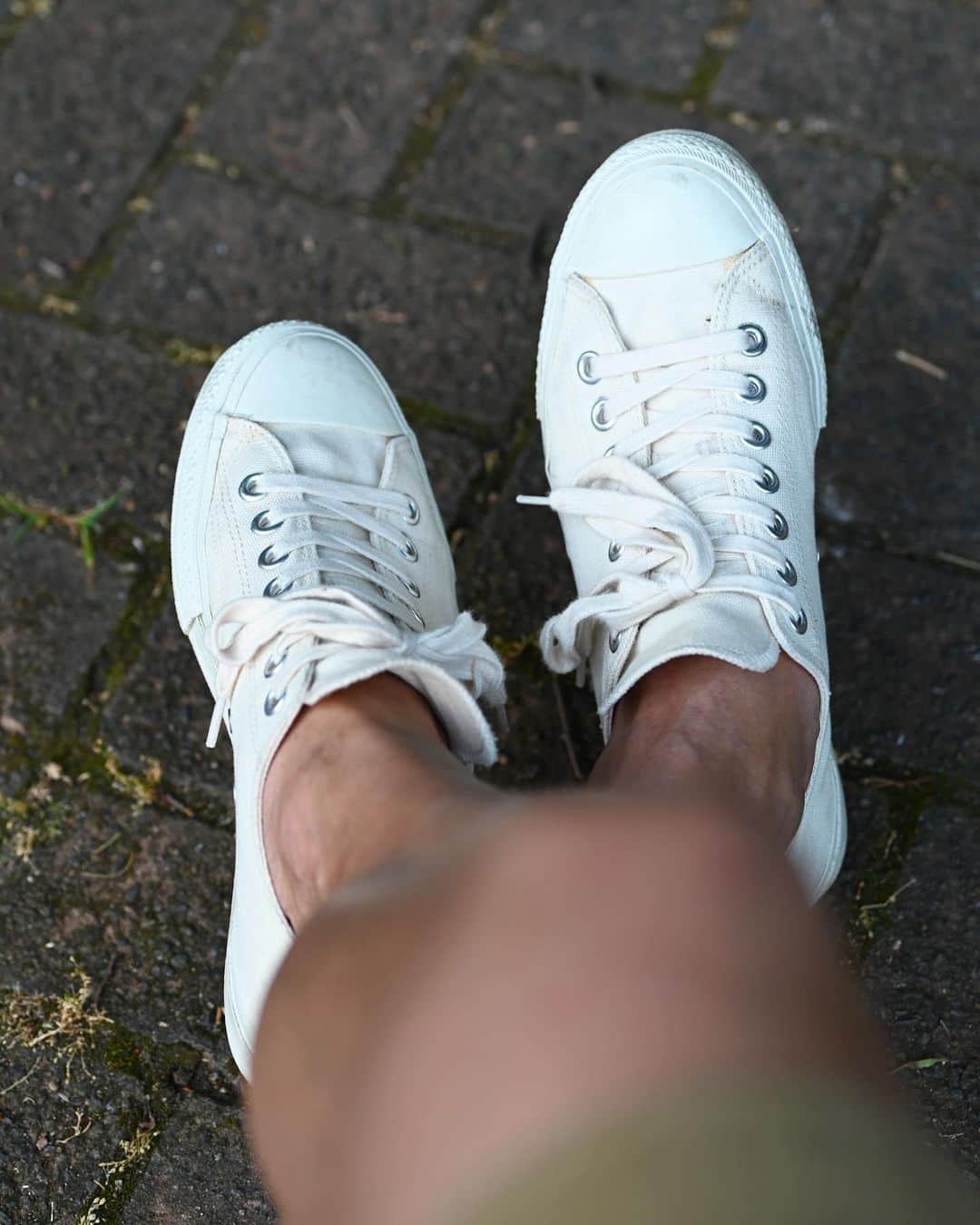 Shuhei Nishiguchiさんのインスタグラム写真 - (Shuhei NishiguchiInstagram)「"Just Relax,Just Effortlessly"◀︎◀︎◀︎8pics 近所のスーパーにお買い物。 リラックスした休日のただのお散歩スタイル。  【ITEM】 Cap： @helen_kaminski  Breton shirt： @saintjames  Shorts： vintage military Shoes： @r.c.a.footwear  Watch： @cartier 80's Charm： @adawat_n_tuareg   #effortlesslychic #vintagewatch #vintagefashion #mensweardaily #mensstreetstyle #outfitmen」7月22日 20時36分 - shuhei_nishiguchi
