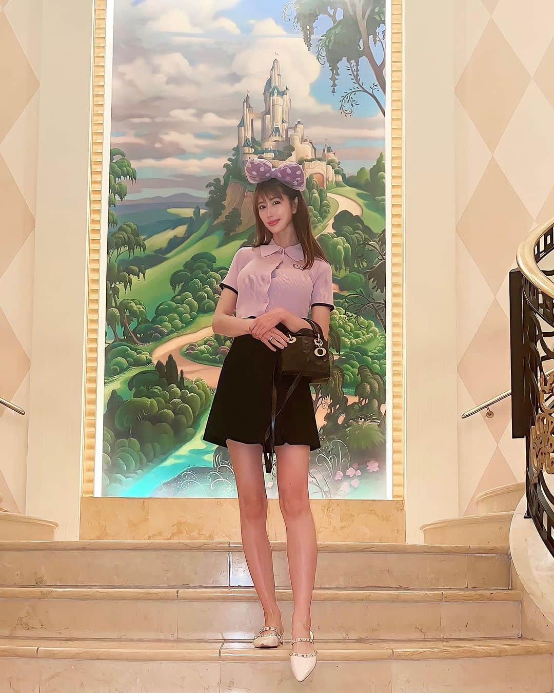 倉岡生夏のインスタグラム：「❤️🍽️🐭 ・ イベントも終わってこれで試験勉強に集中できるはず😆 先日、私の大好きなディズニーでお誕生日dinner♡ ディズニーアンバサダーホテルのエンパイアグリルにてお祝いしてもらいました🥂 ・ 素敵なディナーありがとうございます♡♡  今年は大変なぶん良いこともたくさんある気がする♡ よし、がんばります笑❤️ ・ ・ ・ ・ ・ #ディズニーコーデ #ディズニーアンバサダーホテル #プール付きホテル #ナイトプール #ディズニーフード #女子会ディナー #グルメ女子 #ディズニー写真部 #ディズニーリゾート #誕生日 #誕生日祝い #アラサーコーデ #アラサーファッション #アラサーママ #大人可愛い #大人可愛いコーデ #バースデーパーティー #ディズニー好き #ディズニー好きな人と繋がりたい #japanesegirl #disneyland」