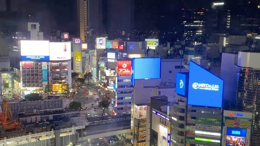 のインスタグラム：「たまたま奄美大島から来ている義兄ちゃんと 渋谷ヒカリエから一緒に見ました。大騒ぎw  朝からgoen°スタッフがいろんな場所から観て記録している結果、毎時間「〇〇時5分」から流れるという考察。  その噂に従ってみれました。 これは、8時5分の回です。 明日も挑戦しますね。  #mrchildren #missyou」