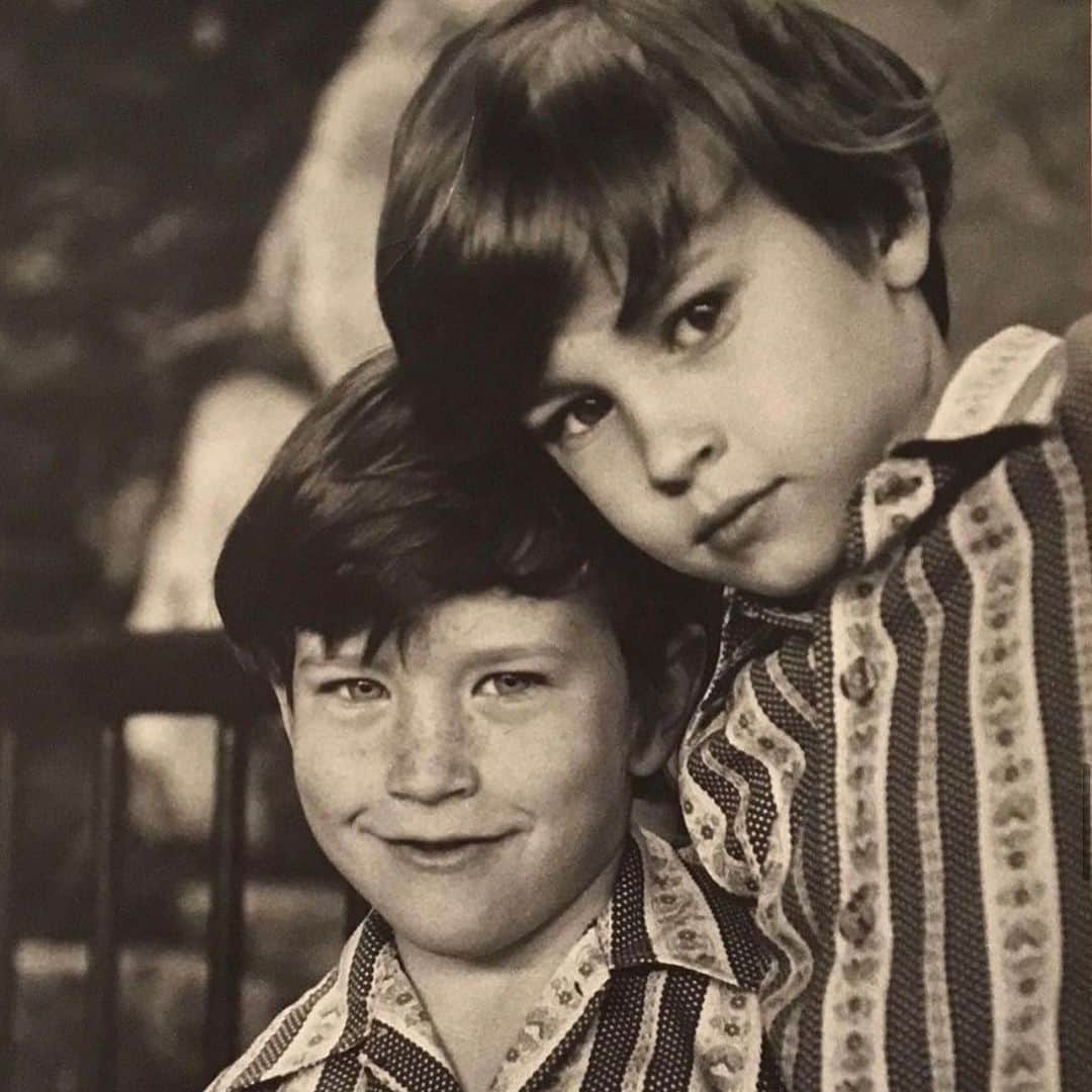 アンダーソン・クーパーのインスタグラム：「It is 35 years today since my brother, Carter Cooper, died. I think of him, and miss him, every day.」