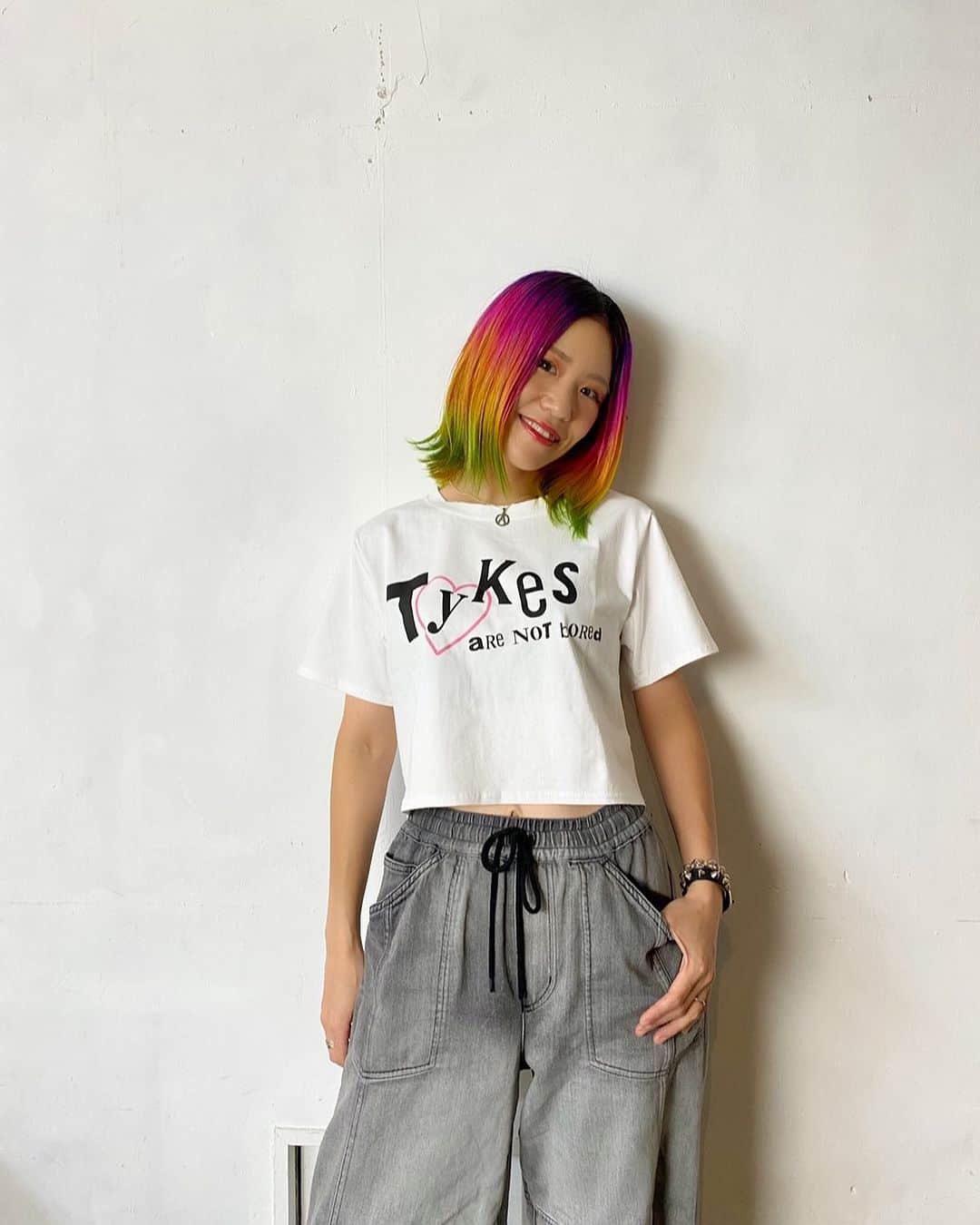 あやぺたのインスタグラム：「Tykes HEART LOGO SHORT TEE Color：WHITE Size : FREE  Tykesとして1番初めに出すのはメインロゴ！！ これ着てたら誰も退屈にさせへんで♡  短い丈やから、ばり脚長く見えるTシャツ！ 1枚でもよし、重ね着もよし！自分を退屈にさせへん♡  受注は7/23までです🫶 プロフィールからリンク飛べます🫶  @tykes_are_not_bored_official」