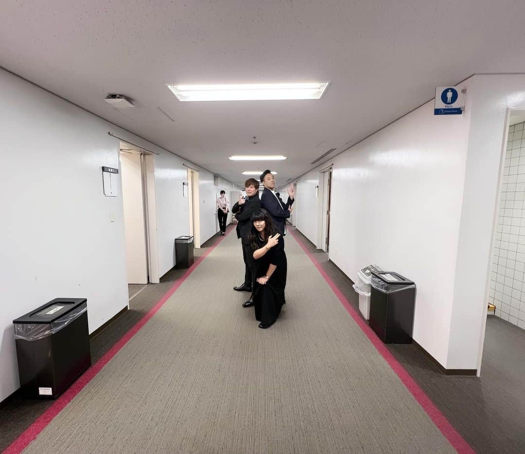 海原やすよのインスタグラム：「こちらも神戸国際会館から  これまた安心メンバーの「あぶない刑事」風だそうです😬  こんななんて事ない些細な時間が良き😆」